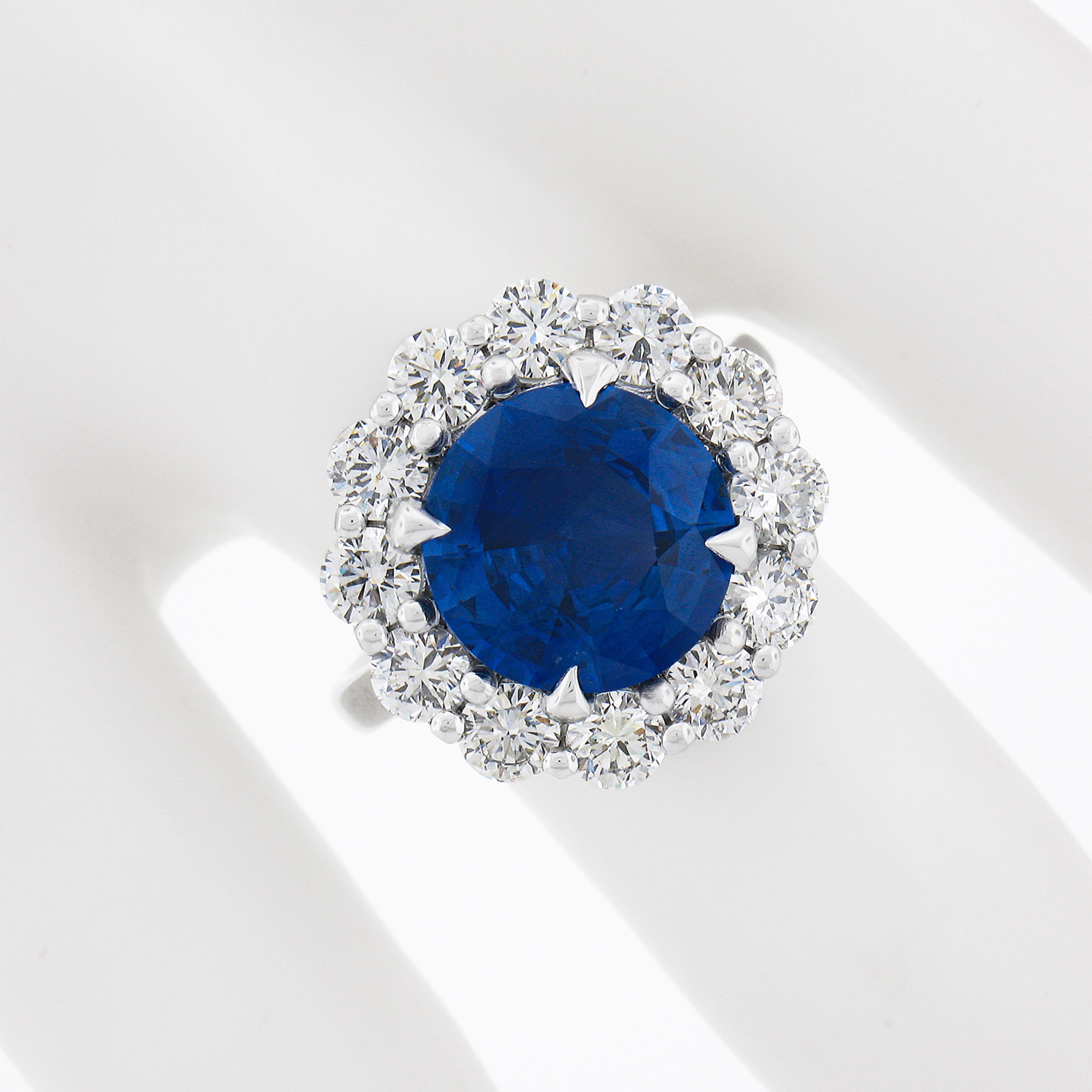 Anello in platino con zaffiro rotondo GIA da 6,42 carati e diamante a forma di aureola a basso profilo In condizioni Nuovo in vendita a Montclair, NJ