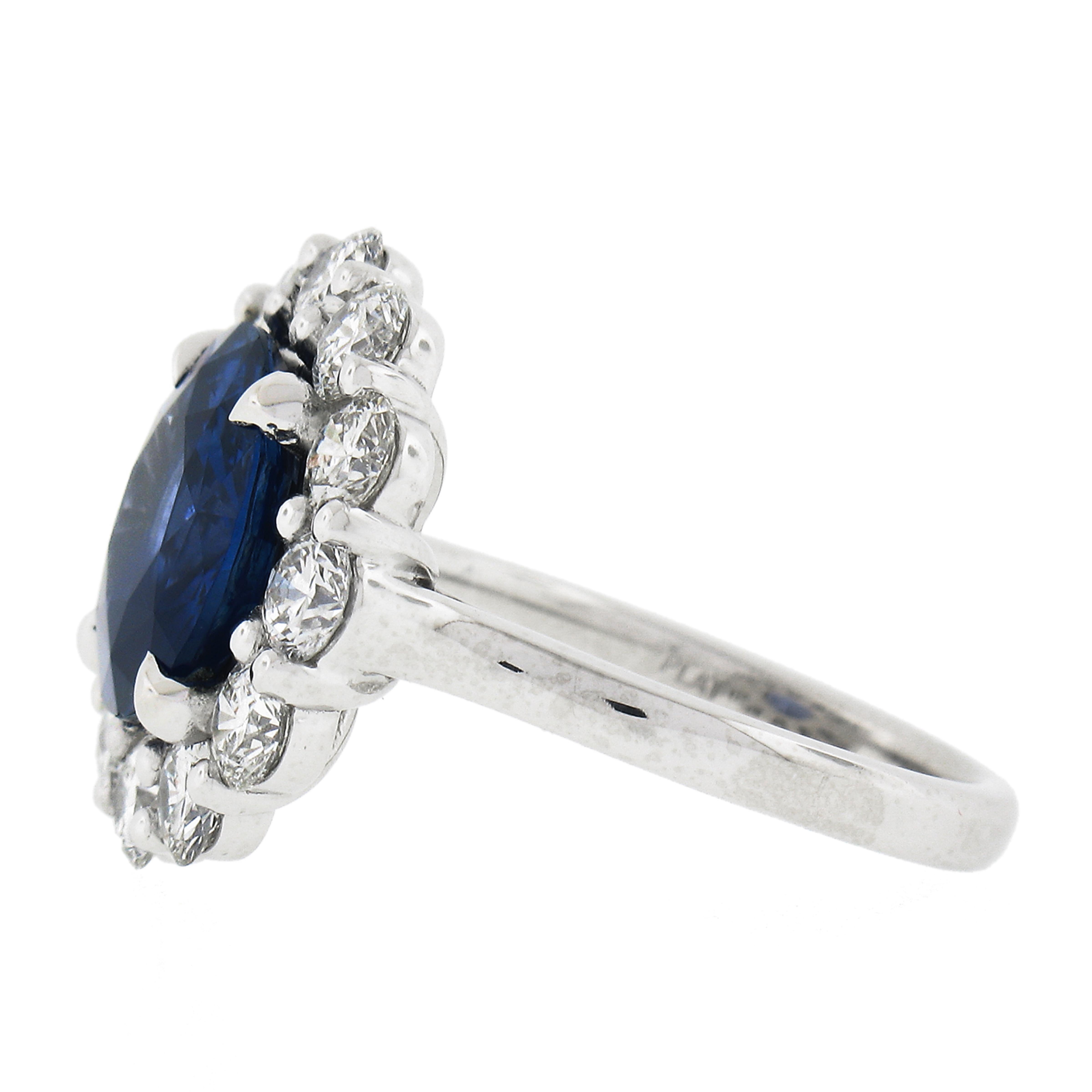 Anello in platino con zaffiro rotondo GIA da 6,42 carati e diamante a forma di aureola a basso profilo in vendita 1