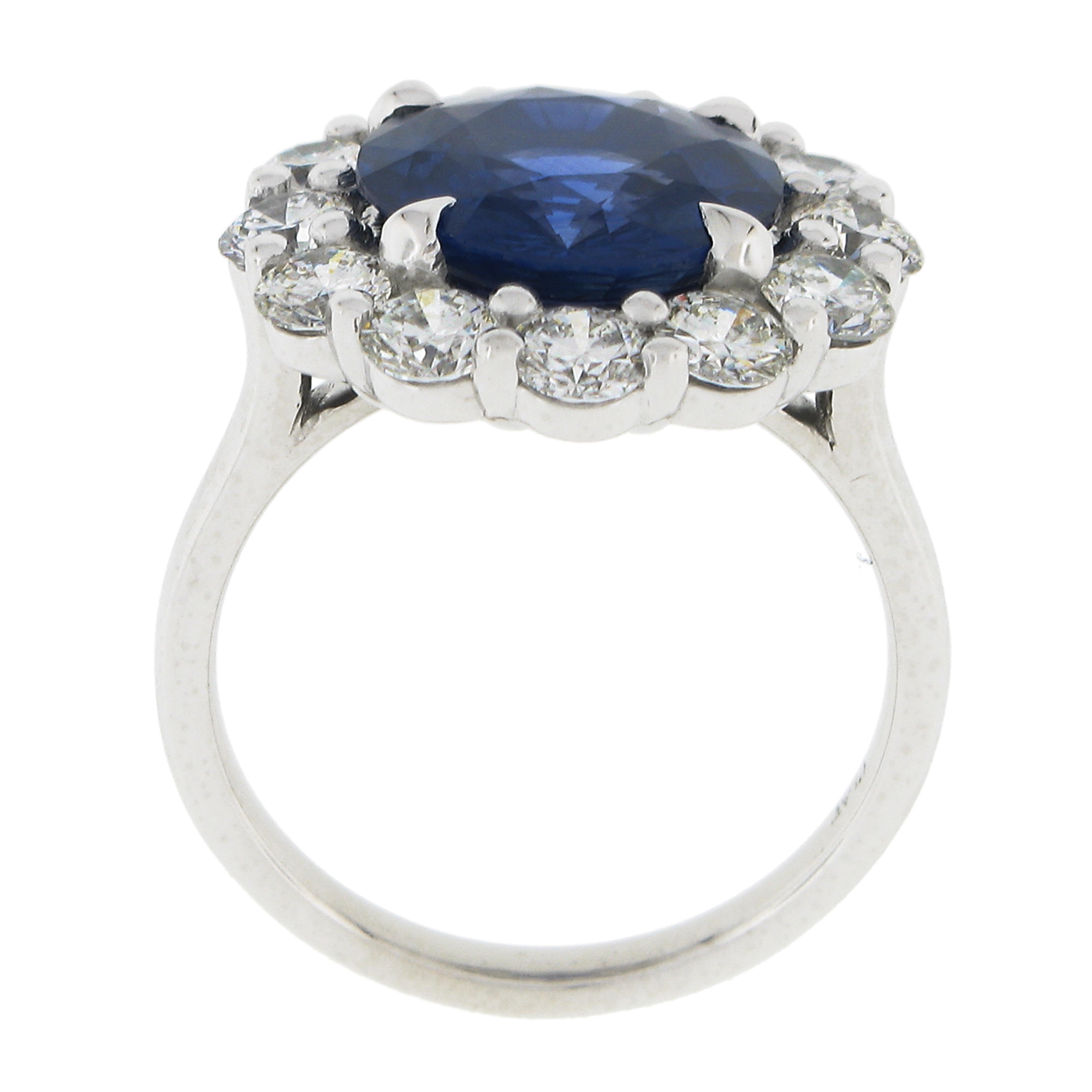 Anello in platino con zaffiro rotondo GIA da 6,42 carati e diamante a forma di aureola a basso profilo in vendita 3