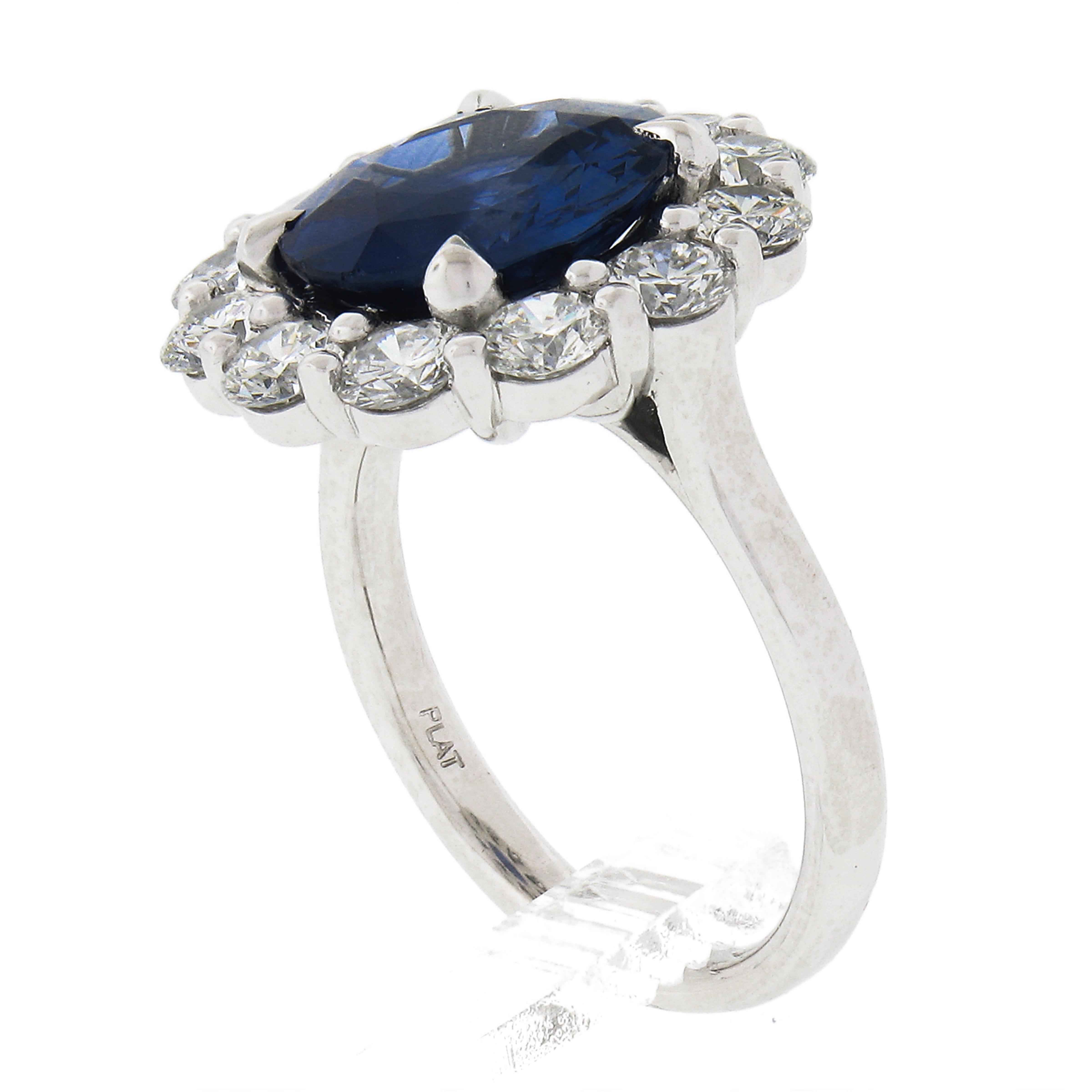 Anello in platino con zaffiro rotondo GIA da 6,42 carati e diamante a forma di aureola a basso profilo in vendita 4