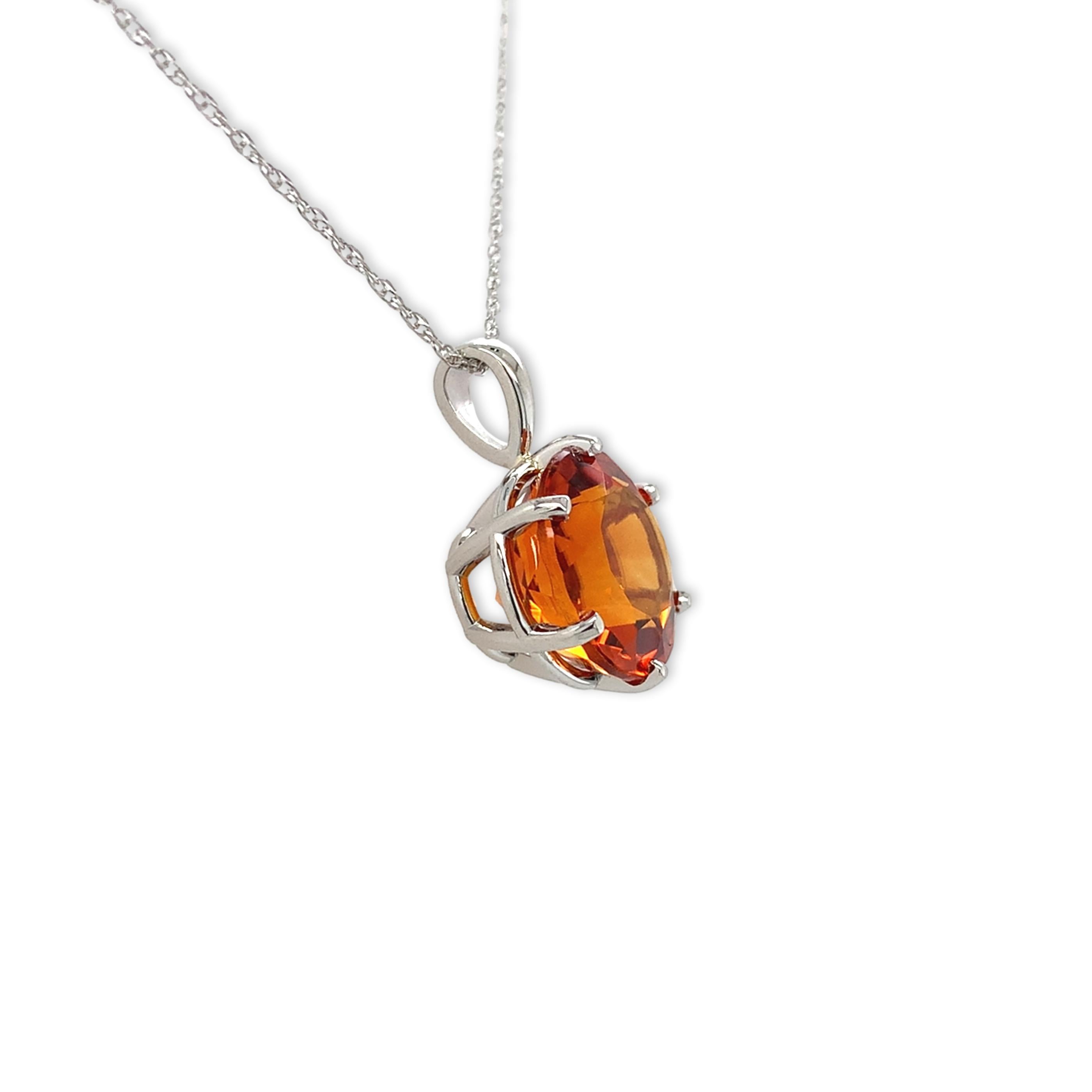 Pendentif en citrine en platine de haute qualité. La citrine brésilienne est d'une couleur orange vibrante et a été extraite dans la région d'Irai. La citrine ronde de taille brillant mesure environ 12 mm et pèse 6,43 carats. Le pendentif mesure