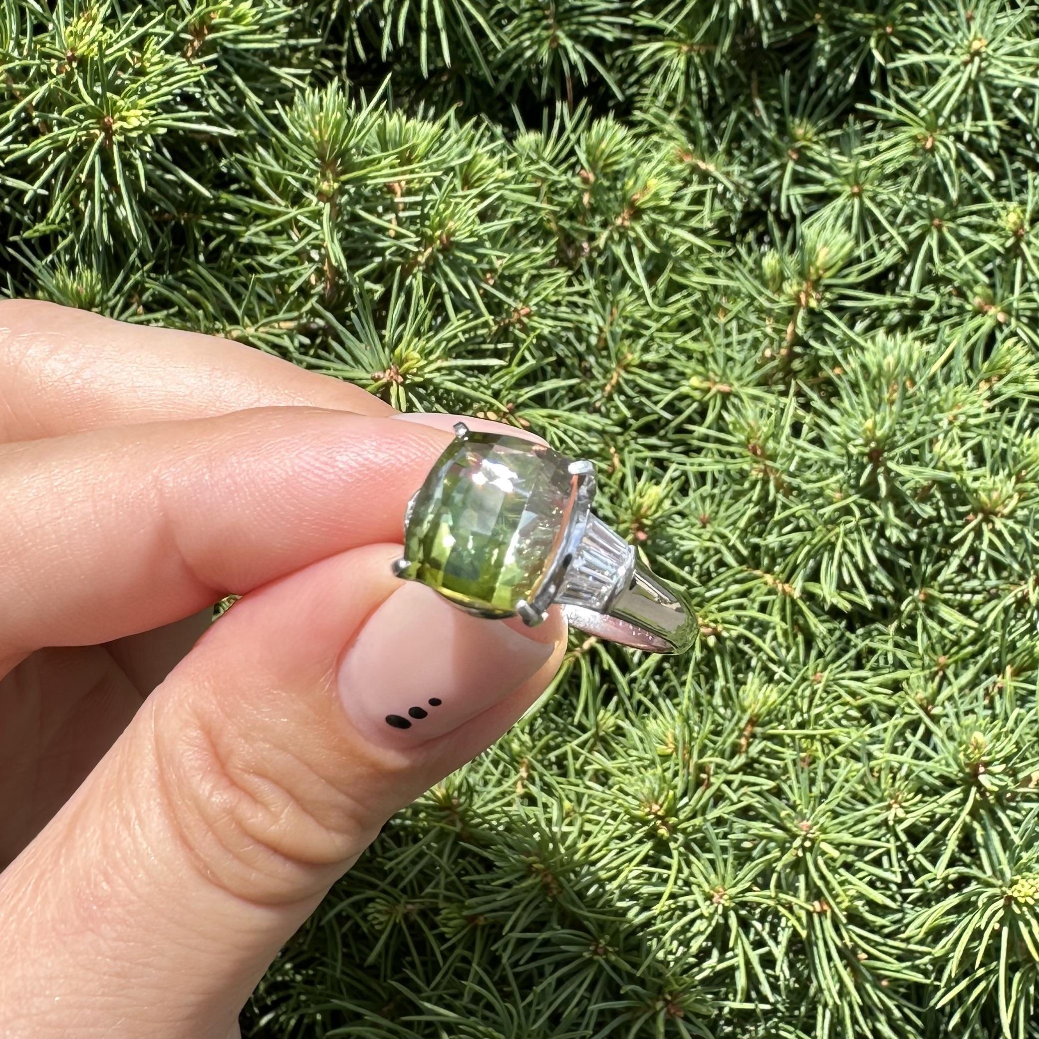 Anillo de Platino de 6,48 quilates de Turmalina Verde Rosa Bicolor con Diamantes Baguette en los Laterales en venta 5