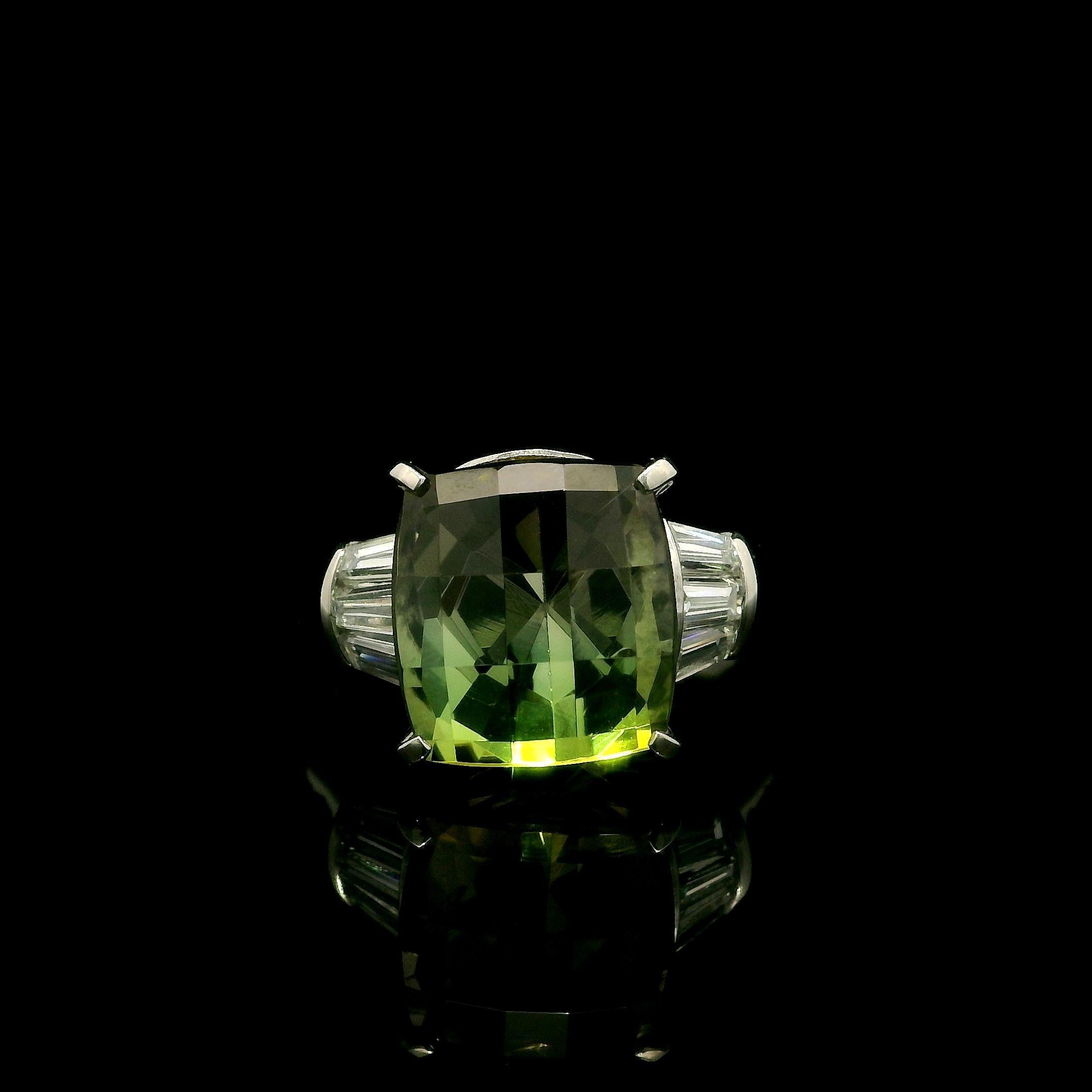 Anillo de Platino de 6,48 quilates de Turmalina Verde Rosa Bicolor con Diamantes Baguette en los Laterales en venta 6