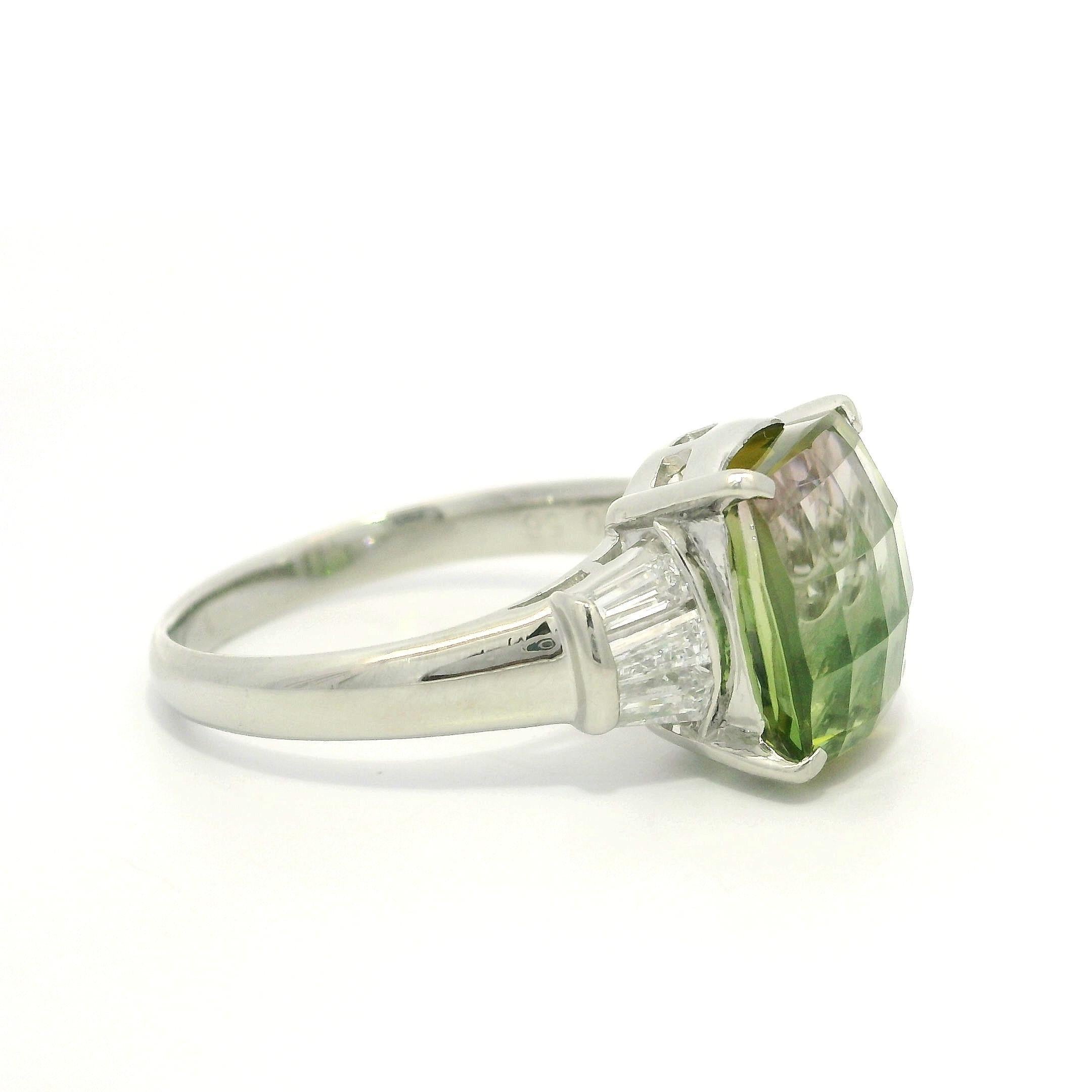 Anillo de Platino de 6,48 quilates de Turmalina Verde Rosa Bicolor con Diamantes Baguette en los Laterales en venta 7