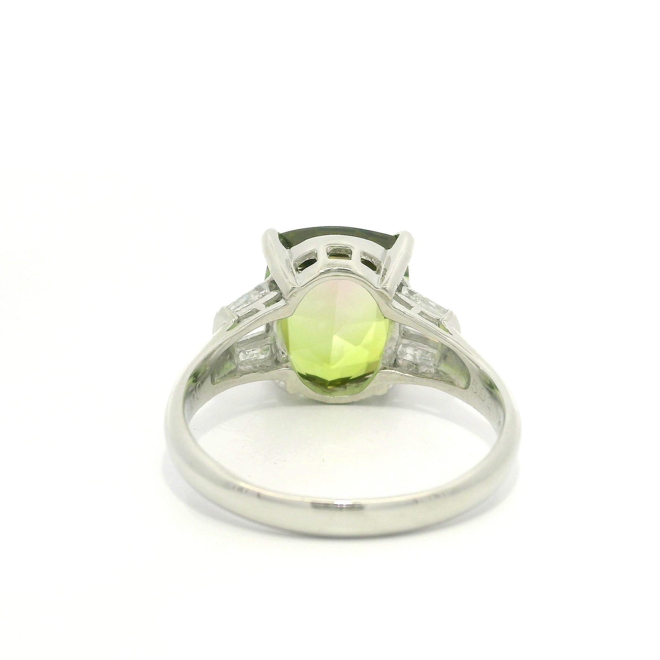 Anillo de Platino de 6,48 quilates de Turmalina Verde Rosa Bicolor con Diamantes Baguette en los Laterales en venta 8