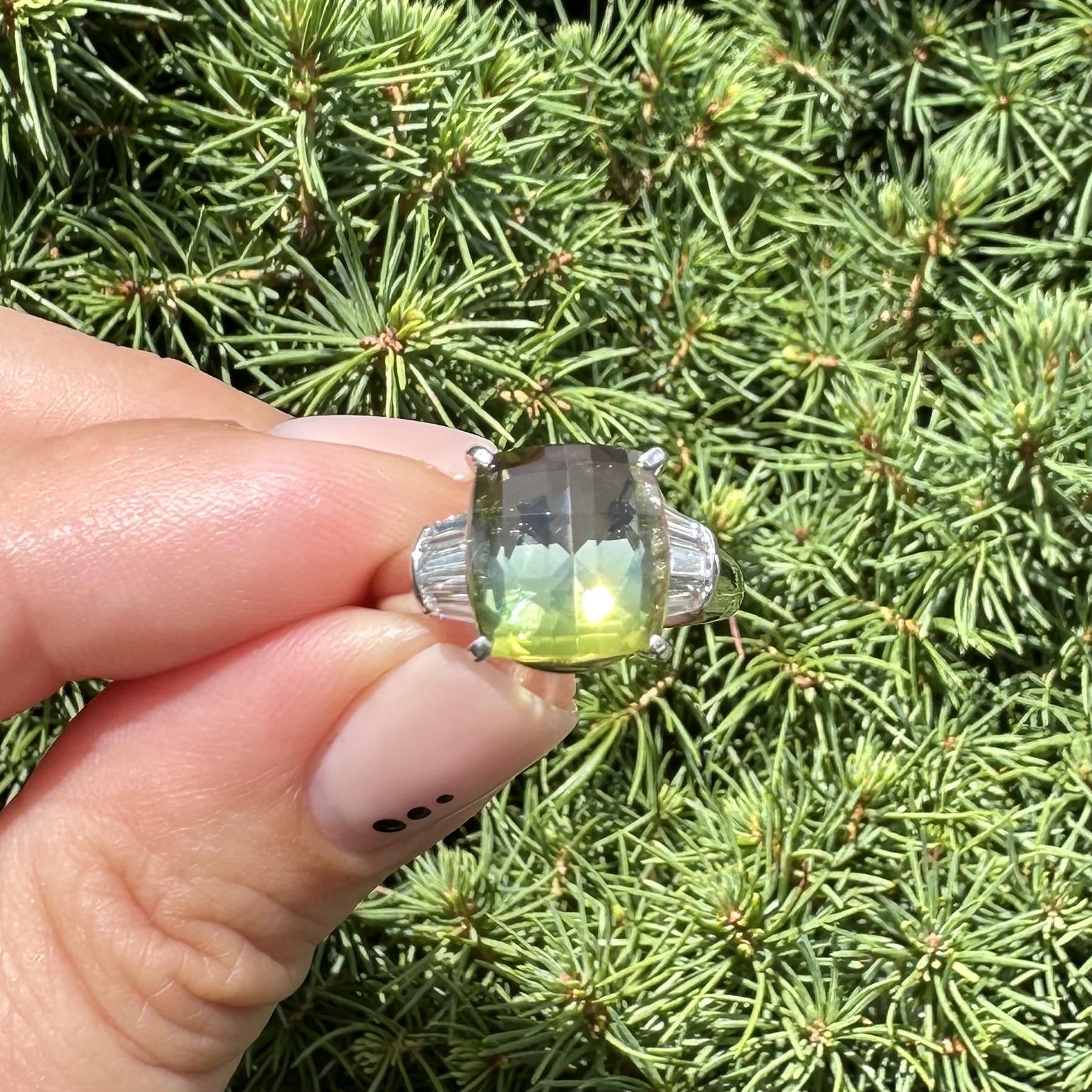 Anillo de Platino de 6,48 quilates de Turmalina Verde Rosa Bicolor con Diamantes Baguette en los Laterales en venta 9