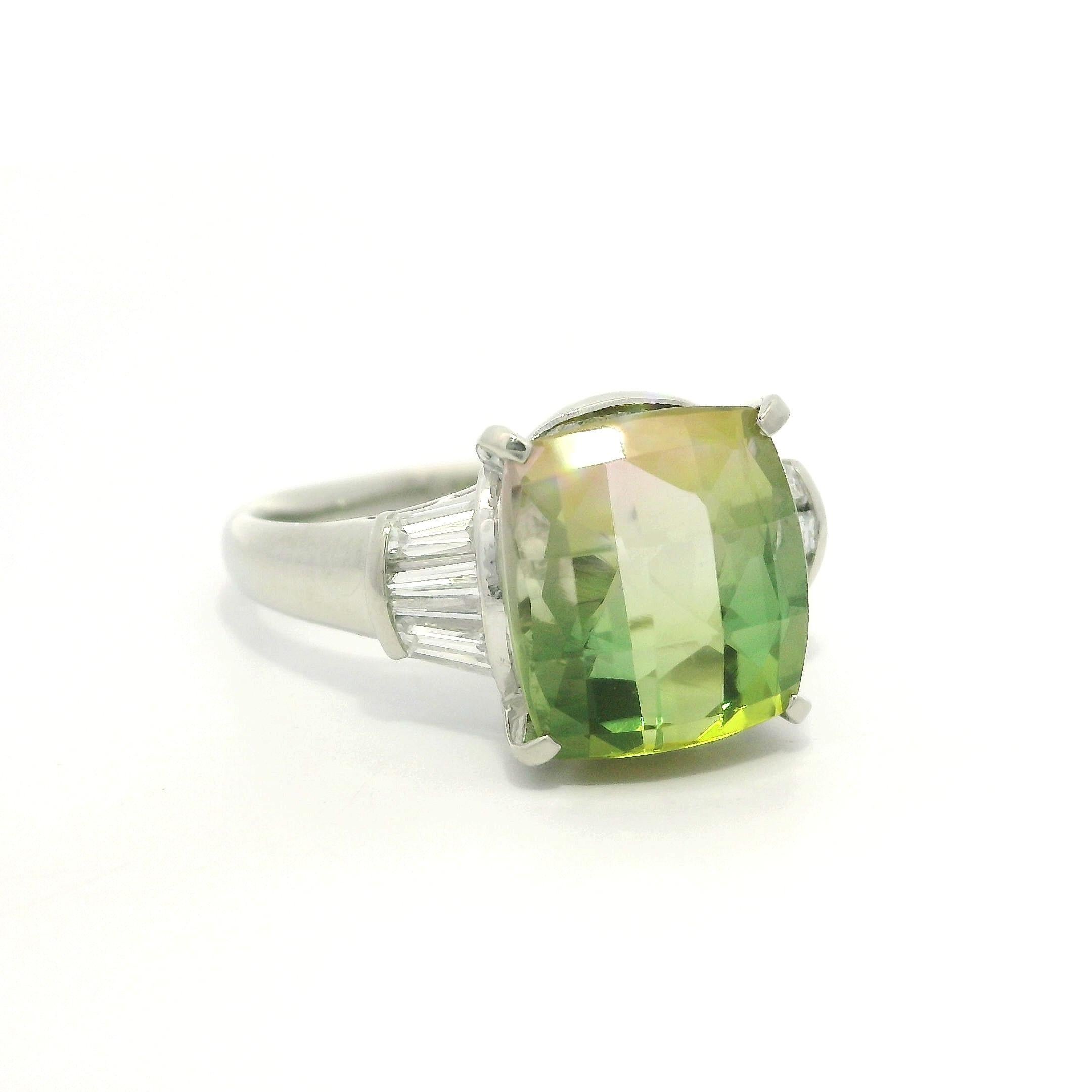Anillo de Platino de 6,48 quilates de Turmalina Verde Rosa Bicolor con Diamantes Baguette en los Laterales en venta 10