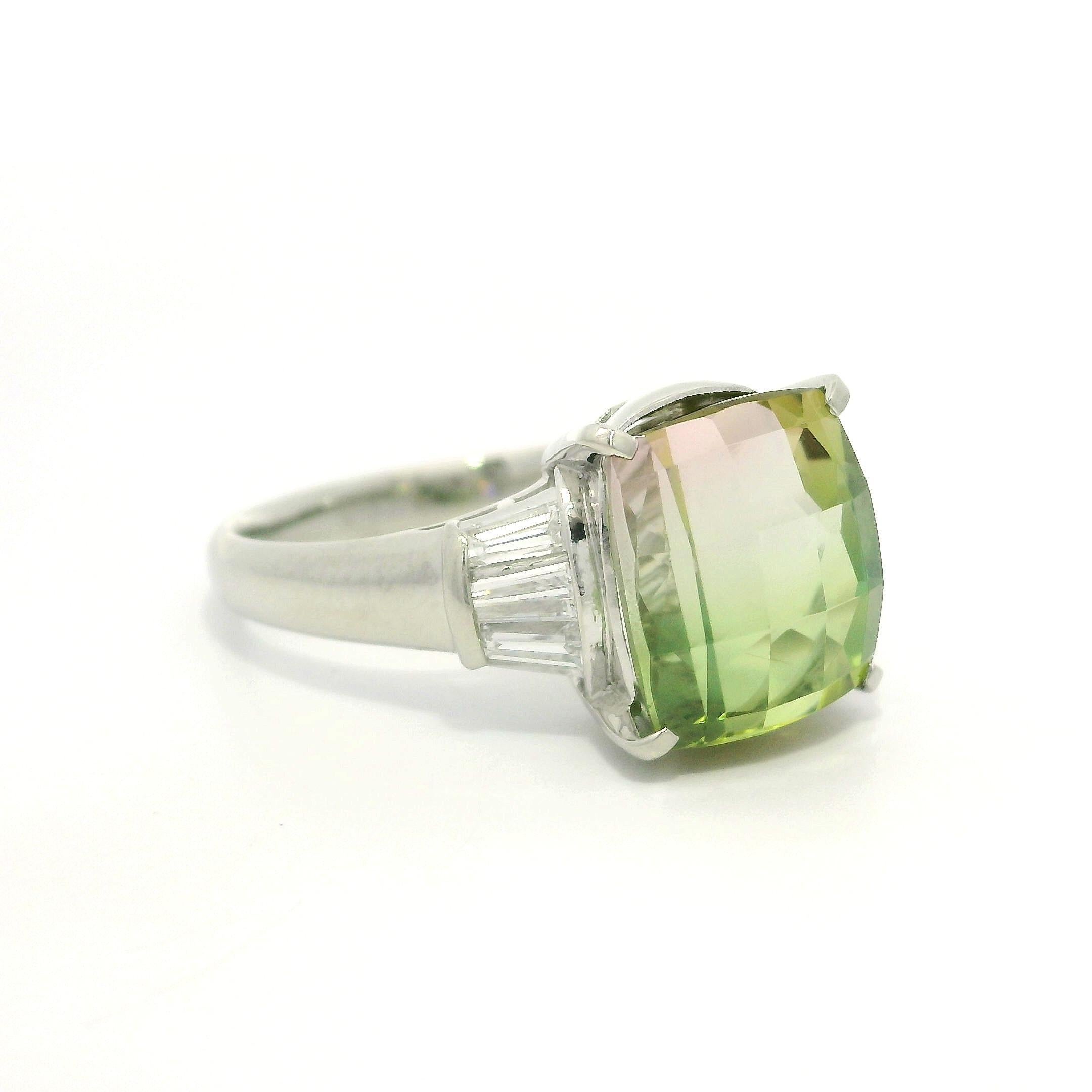 Anillo de Platino de 6,48 quilates de Turmalina Verde Rosa Bicolor con Diamantes Baguette en los Laterales en venta 12