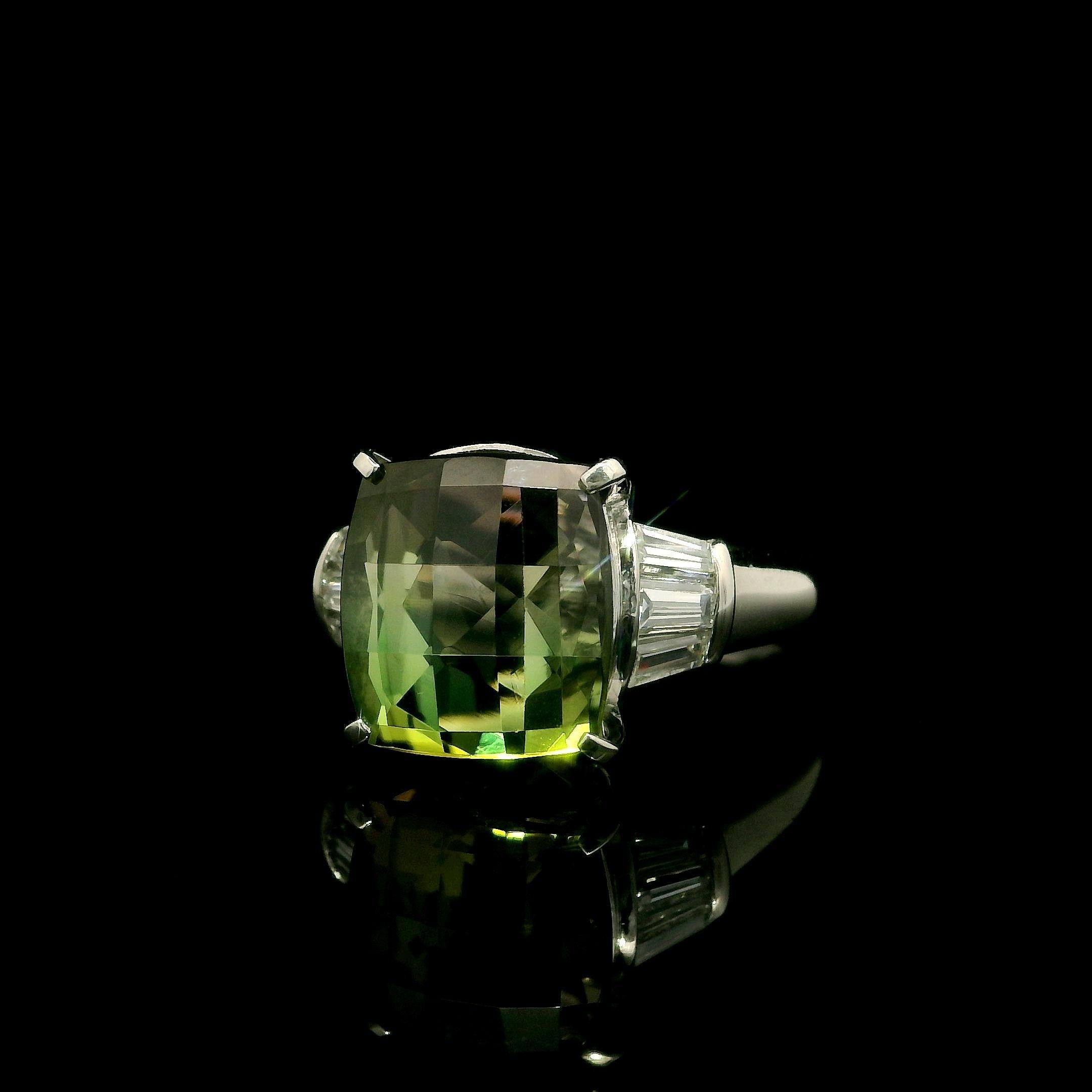--Piedra(s):--
(1) Turmalina natural auténtica - talla cojín damero - engastada - bicolor - verde con rosa - 10,8x9,9mm - 5,92ct (exacto)
(6) Diamantes auténticos naturales - talla baguette biselada - engastados en canal - bonito color blanco