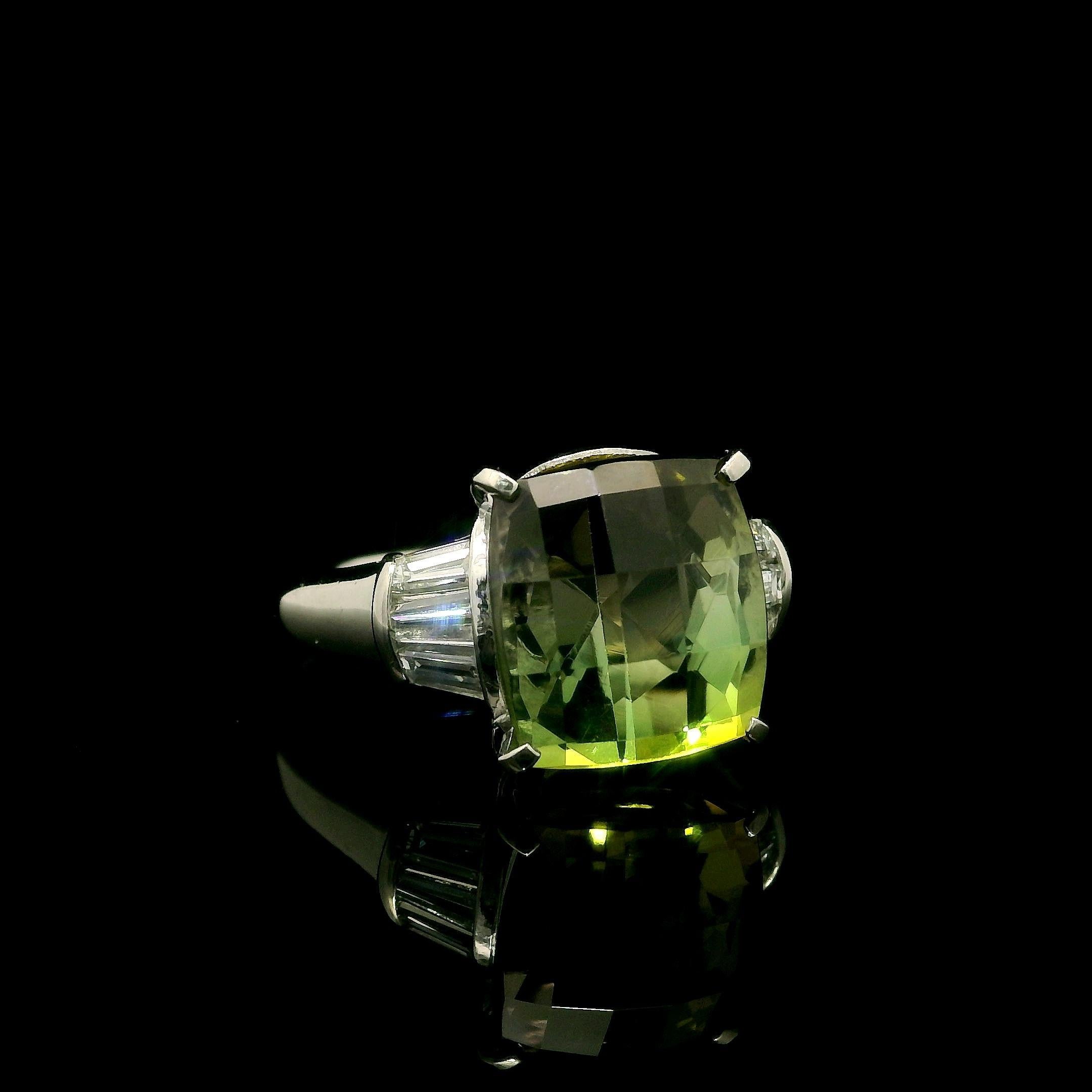 Anillo de Platino de 6,48 quilates de Turmalina Verde Rosa Bicolor con Diamantes Baguette en los Laterales Corte cojín en venta