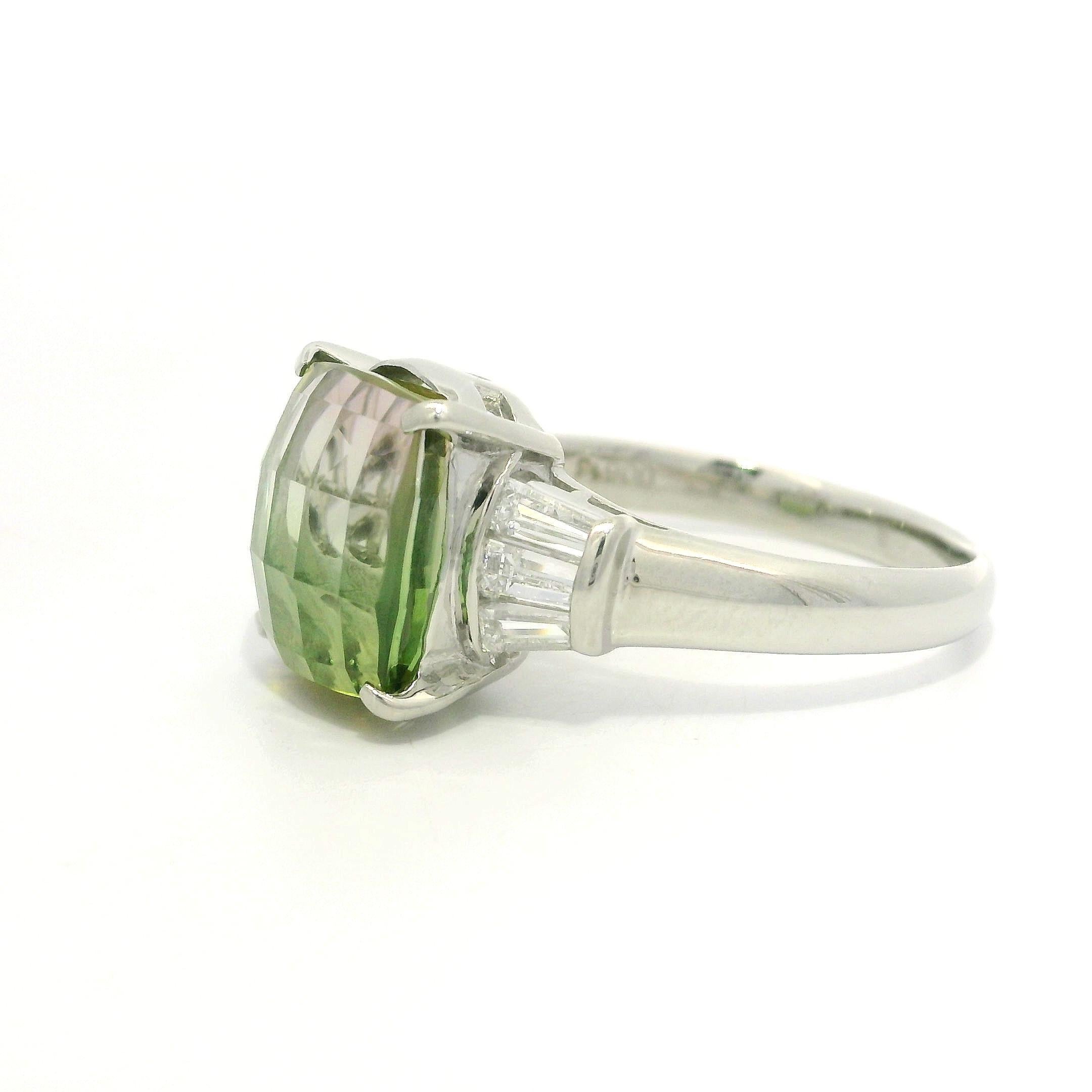 Anillo de Platino de 6,48 quilates de Turmalina Verde Rosa Bicolor con Diamantes Baguette en los Laterales en venta 1