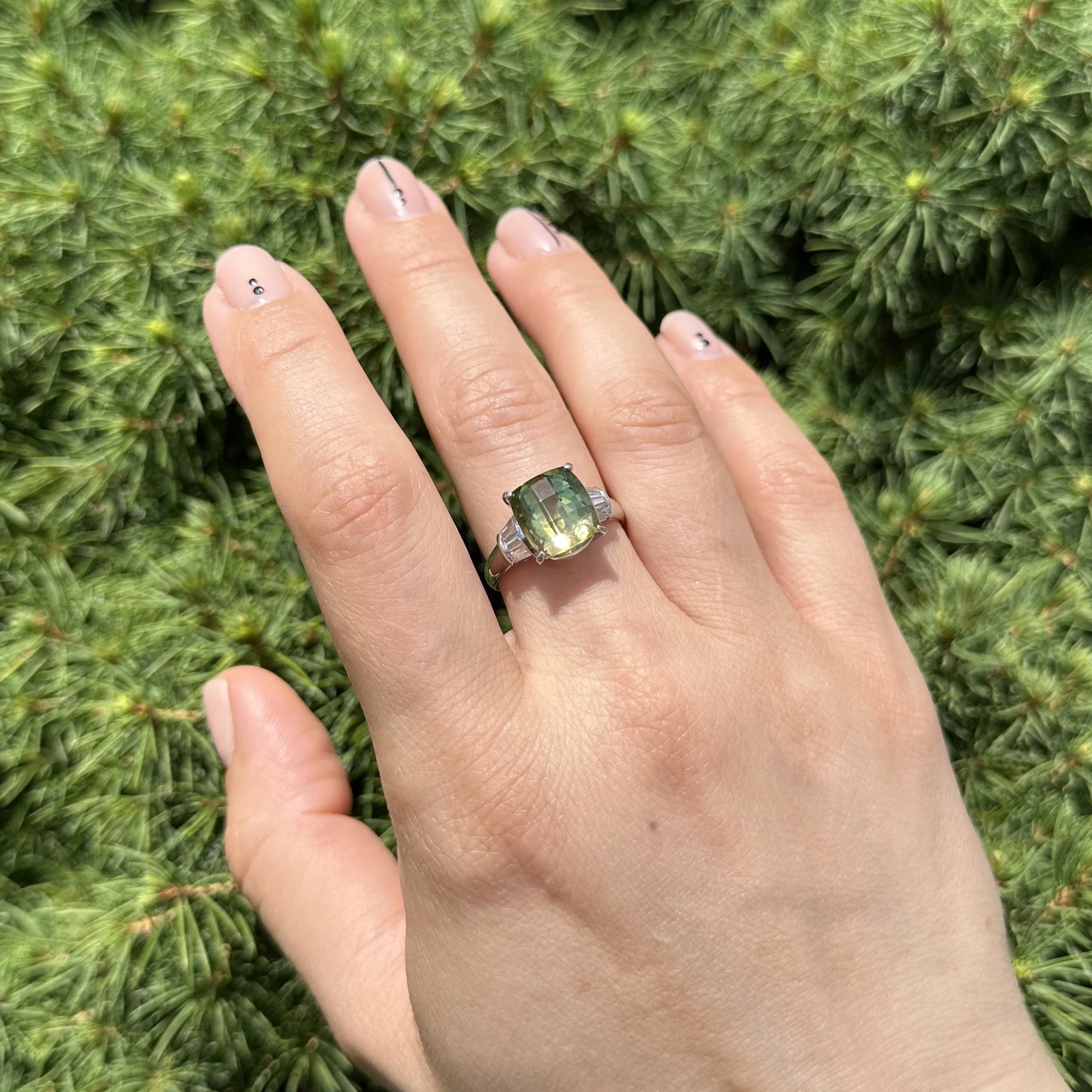 Anillo de Platino de 6,48 quilates de Turmalina Verde Rosa Bicolor con Diamantes Baguette en los Laterales en venta 2