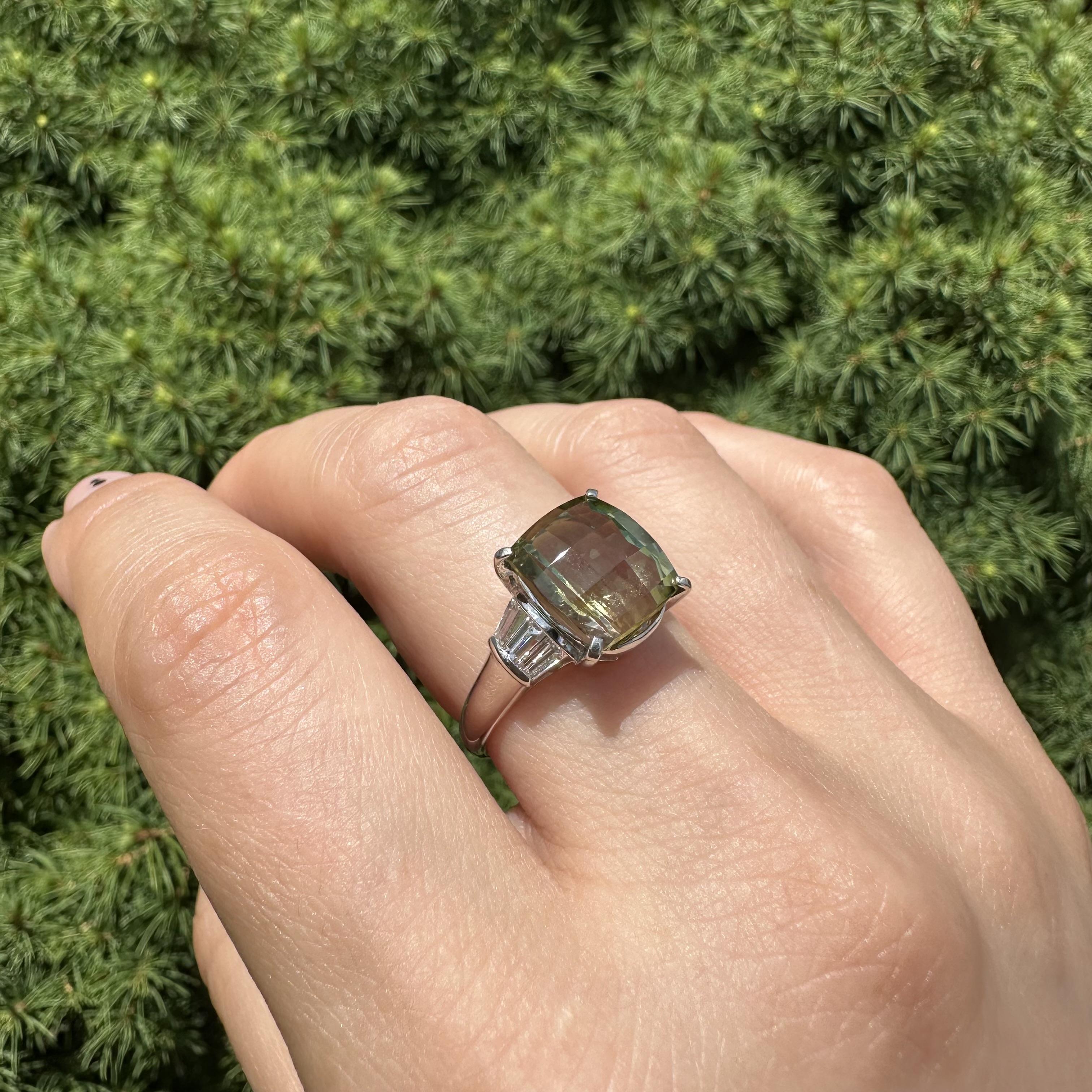 Anillo de Platino de 6,48 quilates de Turmalina Verde Rosa Bicolor con Diamantes Baguette en los Laterales en venta 3