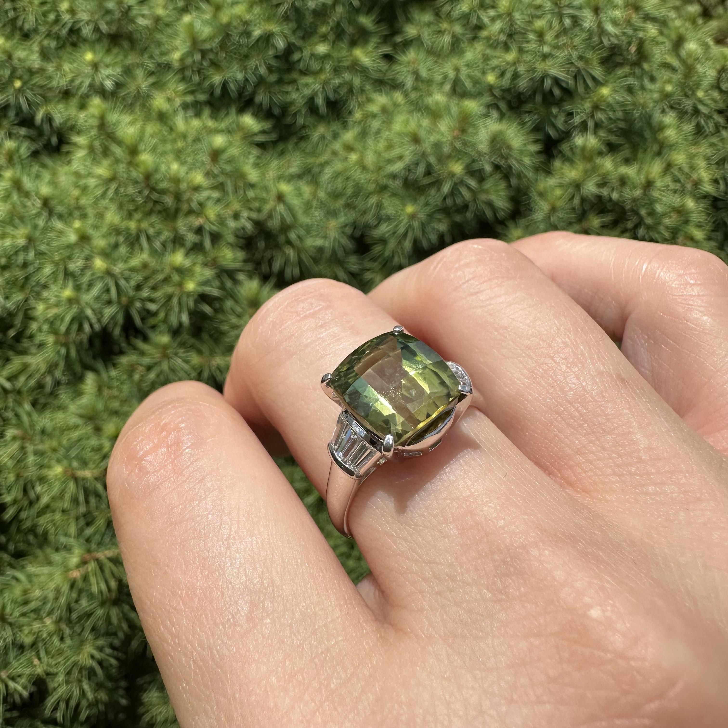 Anillo de Platino de 6,48 quilates de Turmalina Verde Rosa Bicolor con Diamantes Baguette en los Laterales en venta 4