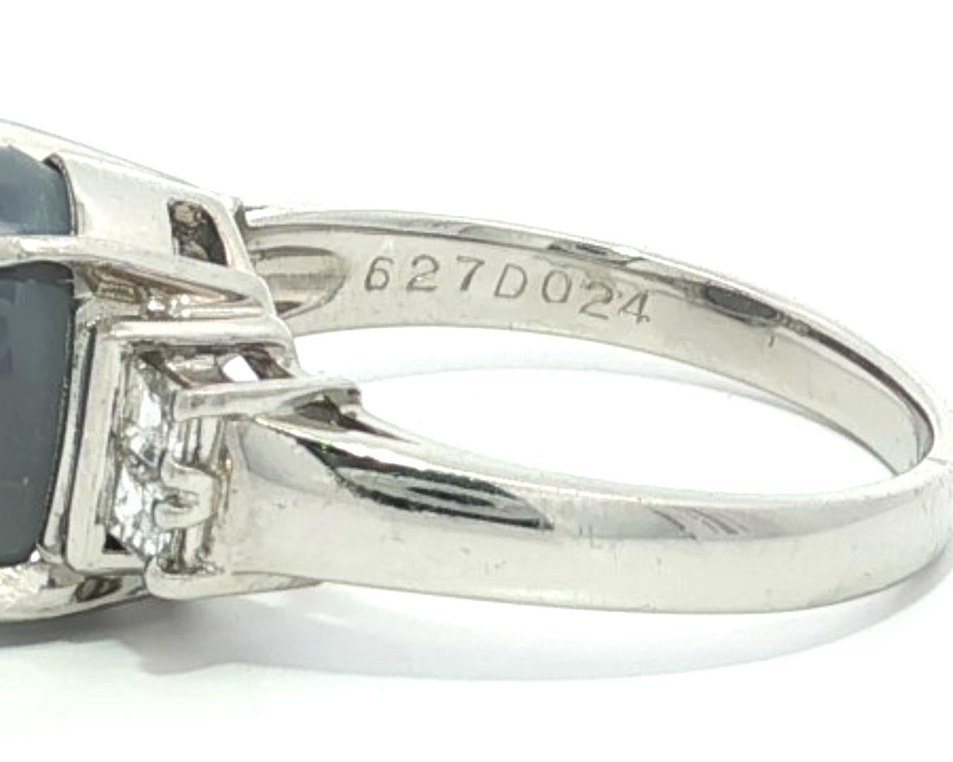 --Pierre(s) :...
(1) Saphir étoilé véritable naturel - coupe cabochon ovale - serti - couleur bleu grisâtre - étoile pointue - 10x7.8mm - 6.27ct (exact.)
(4) Diamants véritables naturels - taille carrée - sertis - beaux diamants blancs brillants -