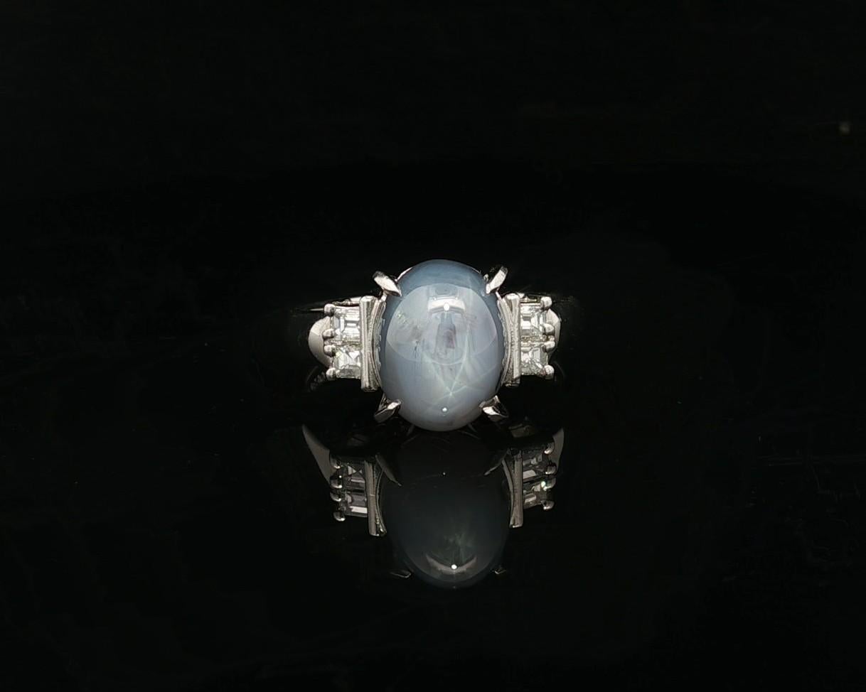 Bague en platine 6.51ctw Grayish Blue Star Sapphire Solitaire Square Step Diamond Ring en vente 1