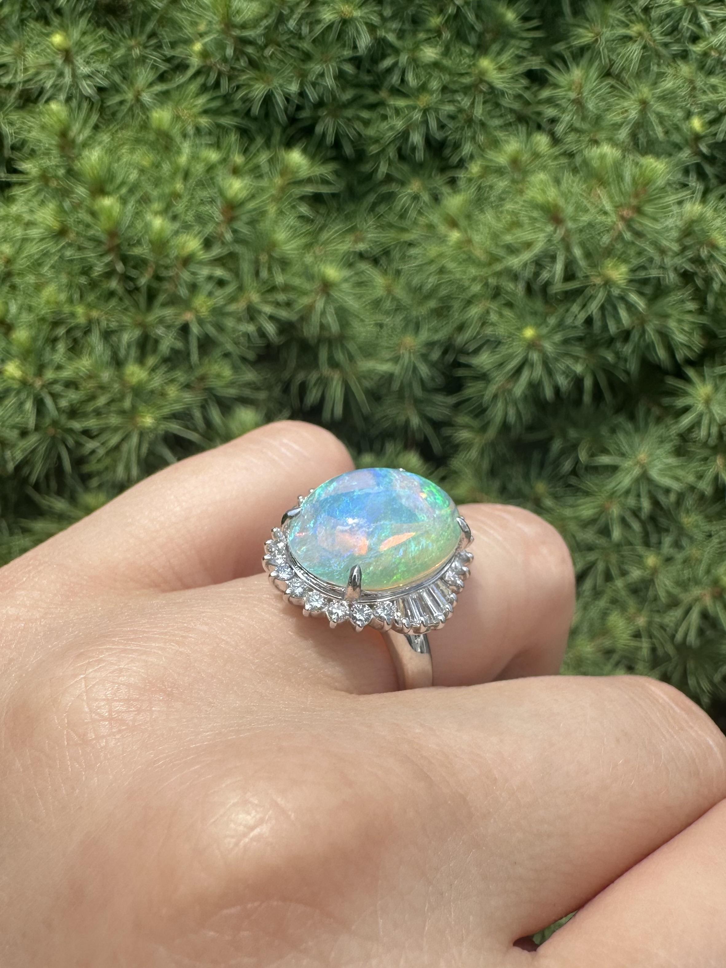 Platino 6,59ctw Opale australiano colorato e luminoso con anello a raggiera di diamanti in vendita 9