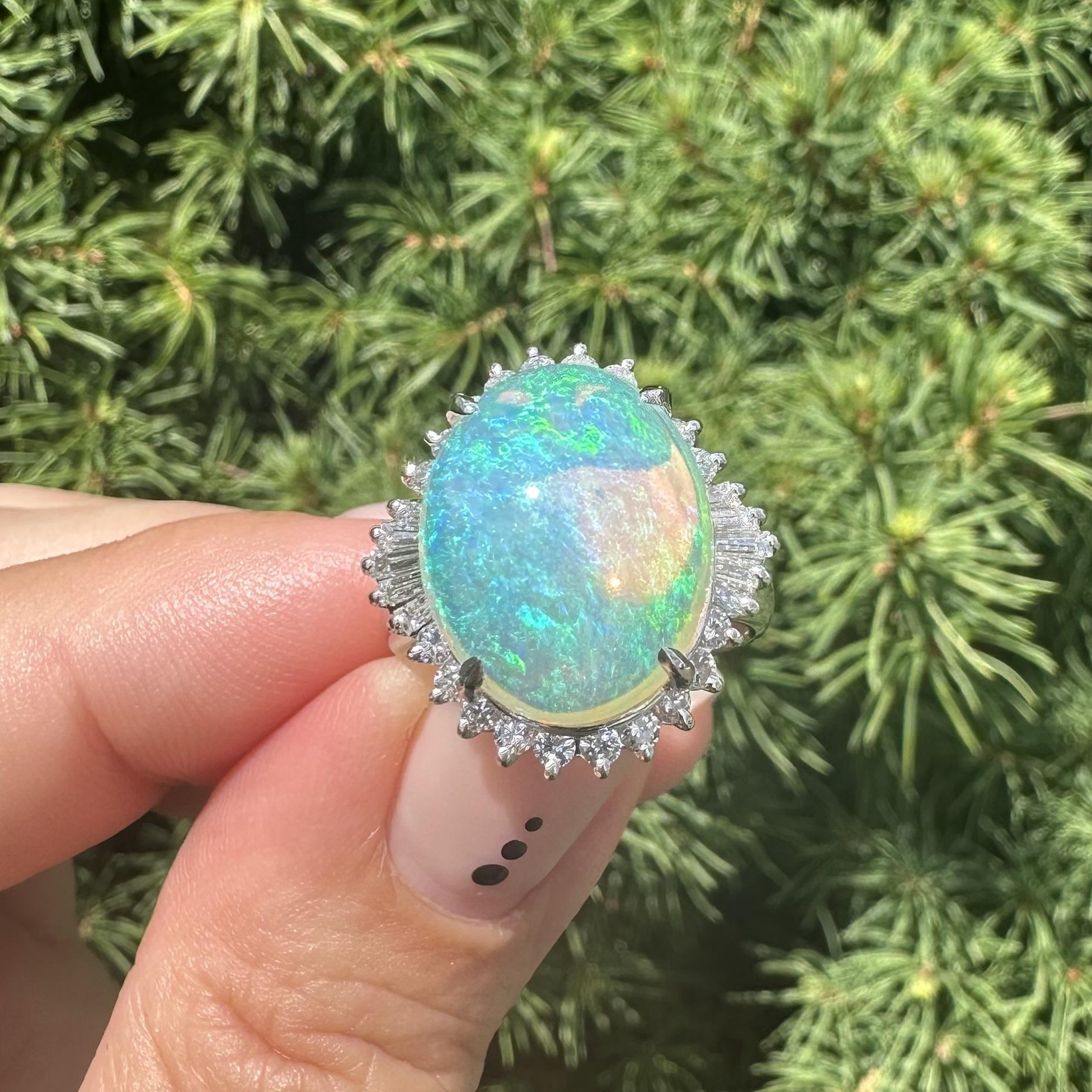 Platino 6,59ctw Opale australiano colorato e luminoso con anello a raggiera di diamanti in vendita 10
