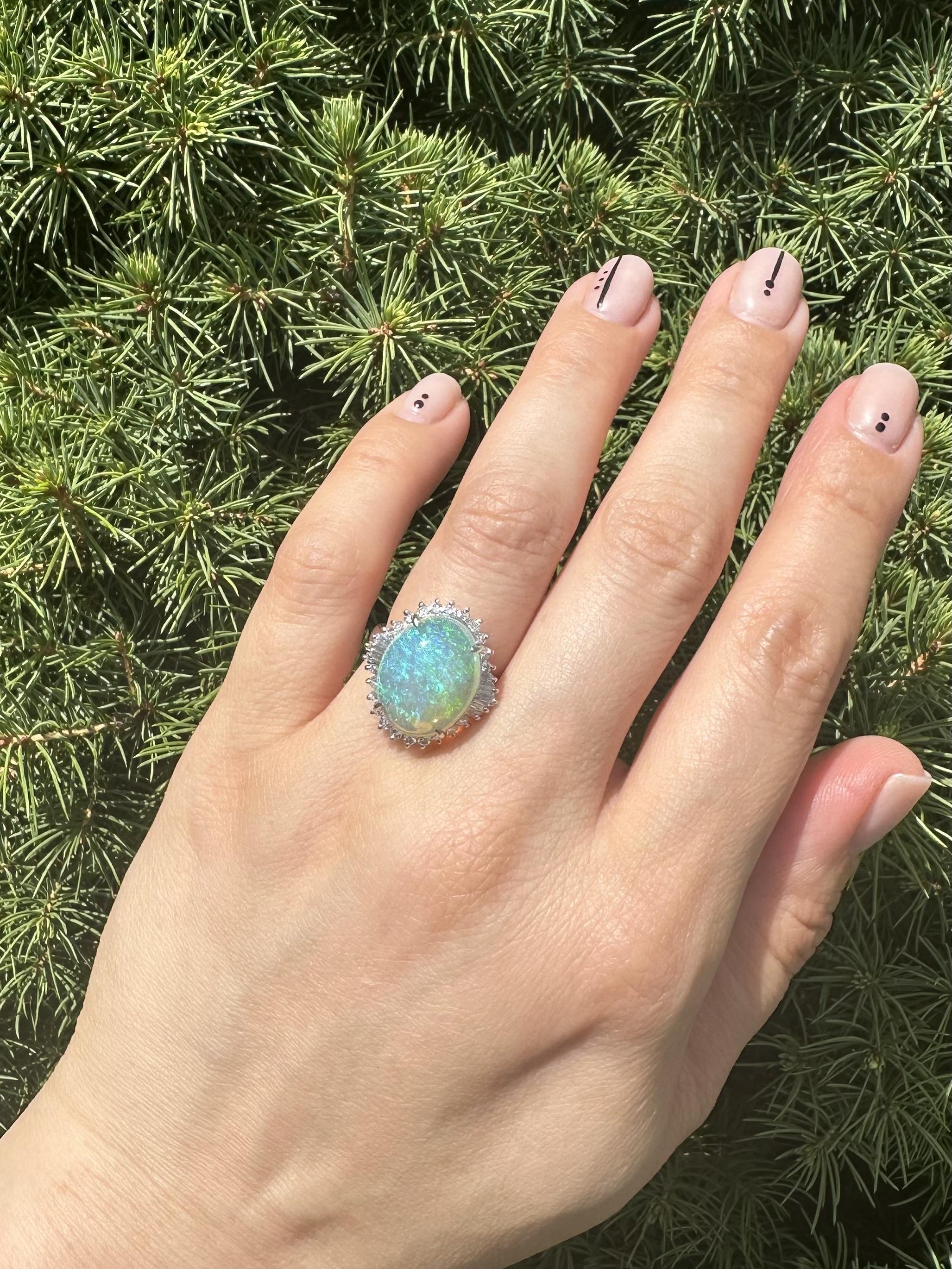 Platino 6,59ctw Opale australiano colorato e luminoso con anello a raggiera di diamanti in vendita 12