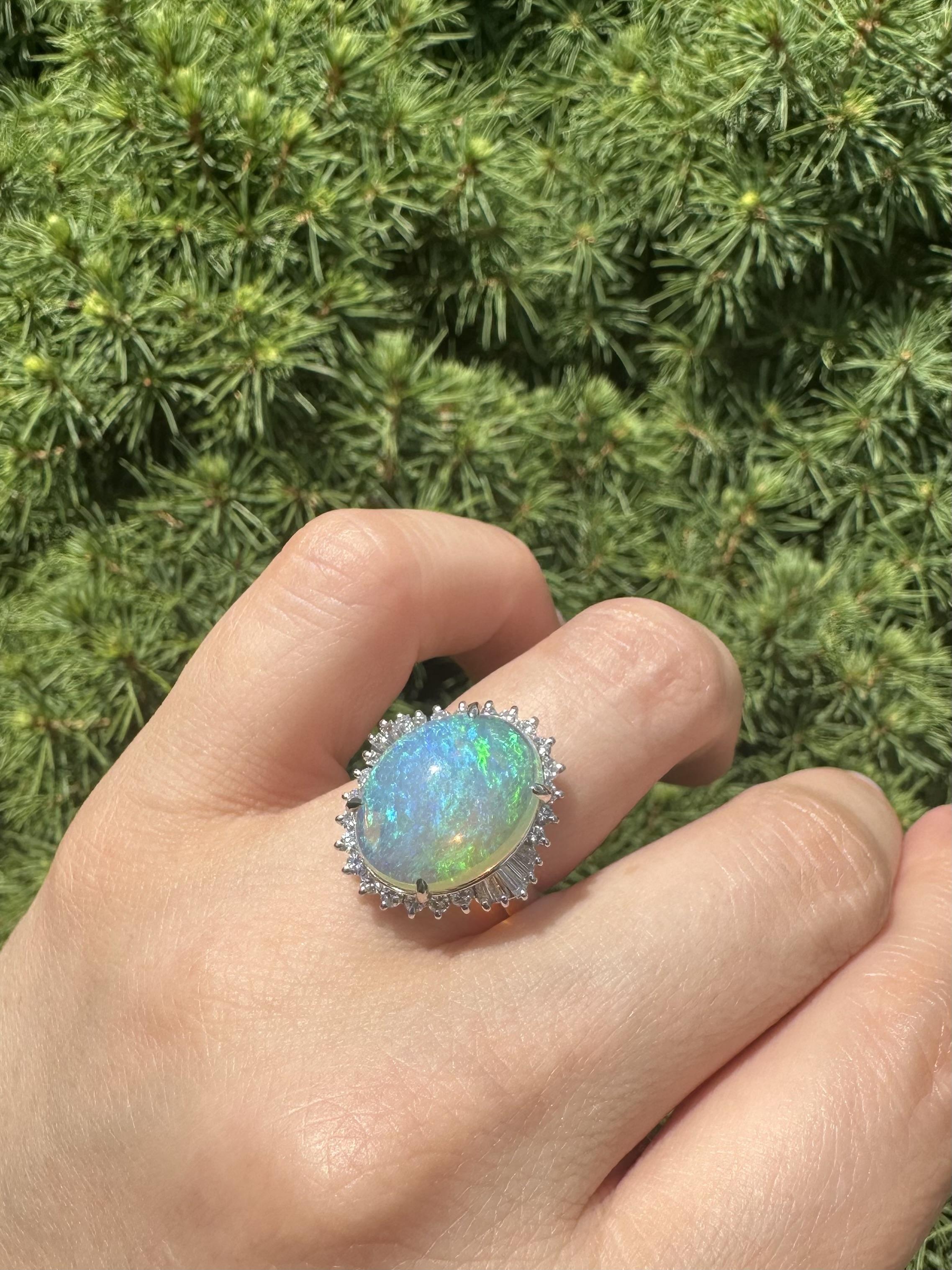 Platino 6,59ctw Opale australiano colorato e luminoso con anello a raggiera di diamanti in vendita 13