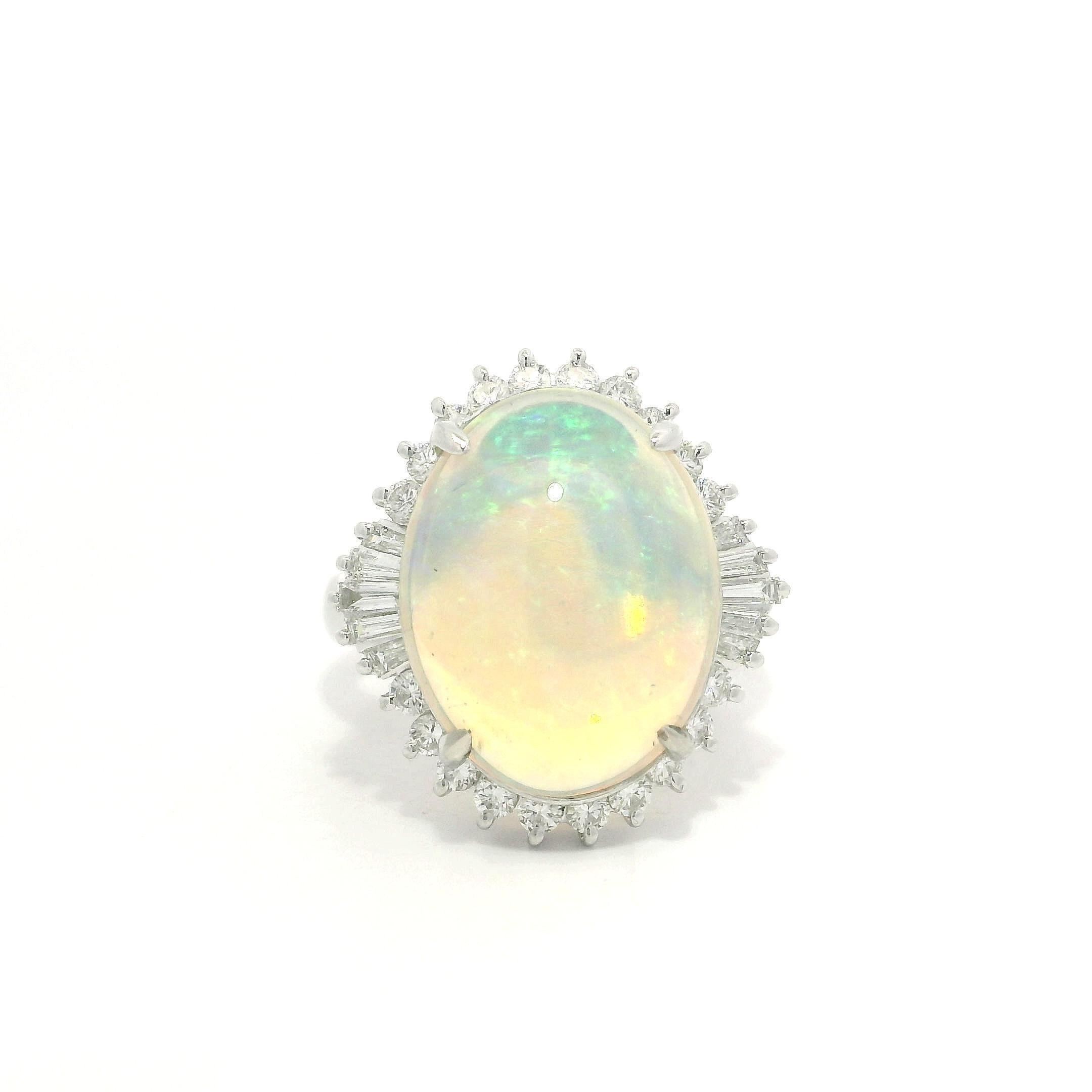 --Pietre: --
(1) Opale australiano genuino naturale - taglio cabochon ovale - incastonato - colore bianco con un bel gioco di colori - 16x12.5mm (circa) - 5.96ct (esatto)
Diamanti naturali autentici - 20 tondi taglio brillante con 10 taglio baguette