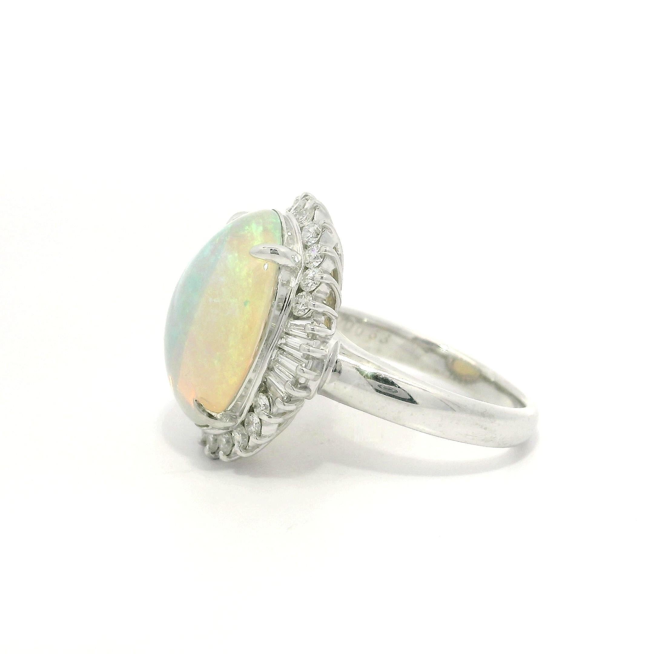 Cabochon Platino 6,59ctw Opale australiano colorato e luminoso con anello a raggiera di diamanti in vendita