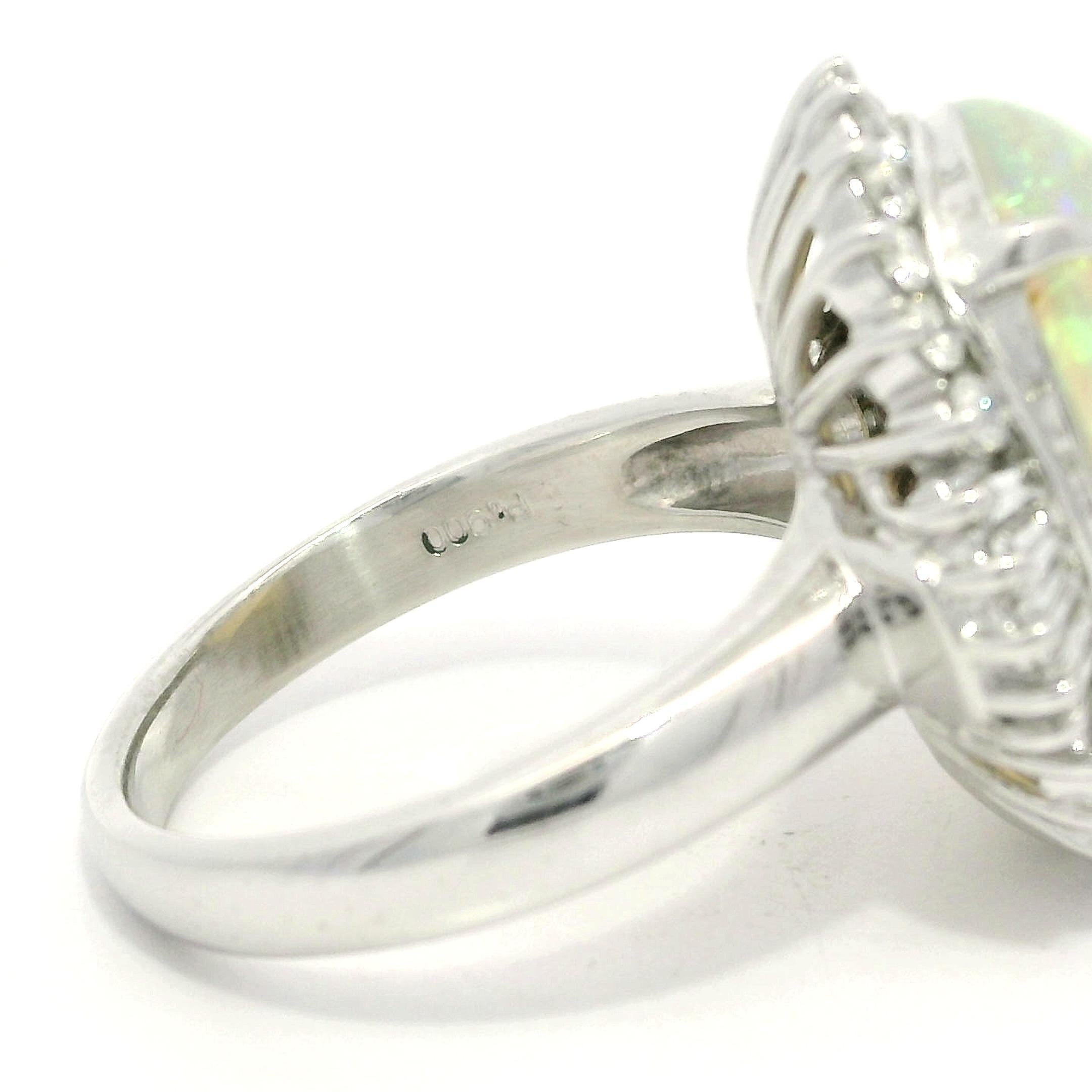 Donna Platino 6,59ctw Opale australiano colorato e luminoso con anello a raggiera di diamanti in vendita
