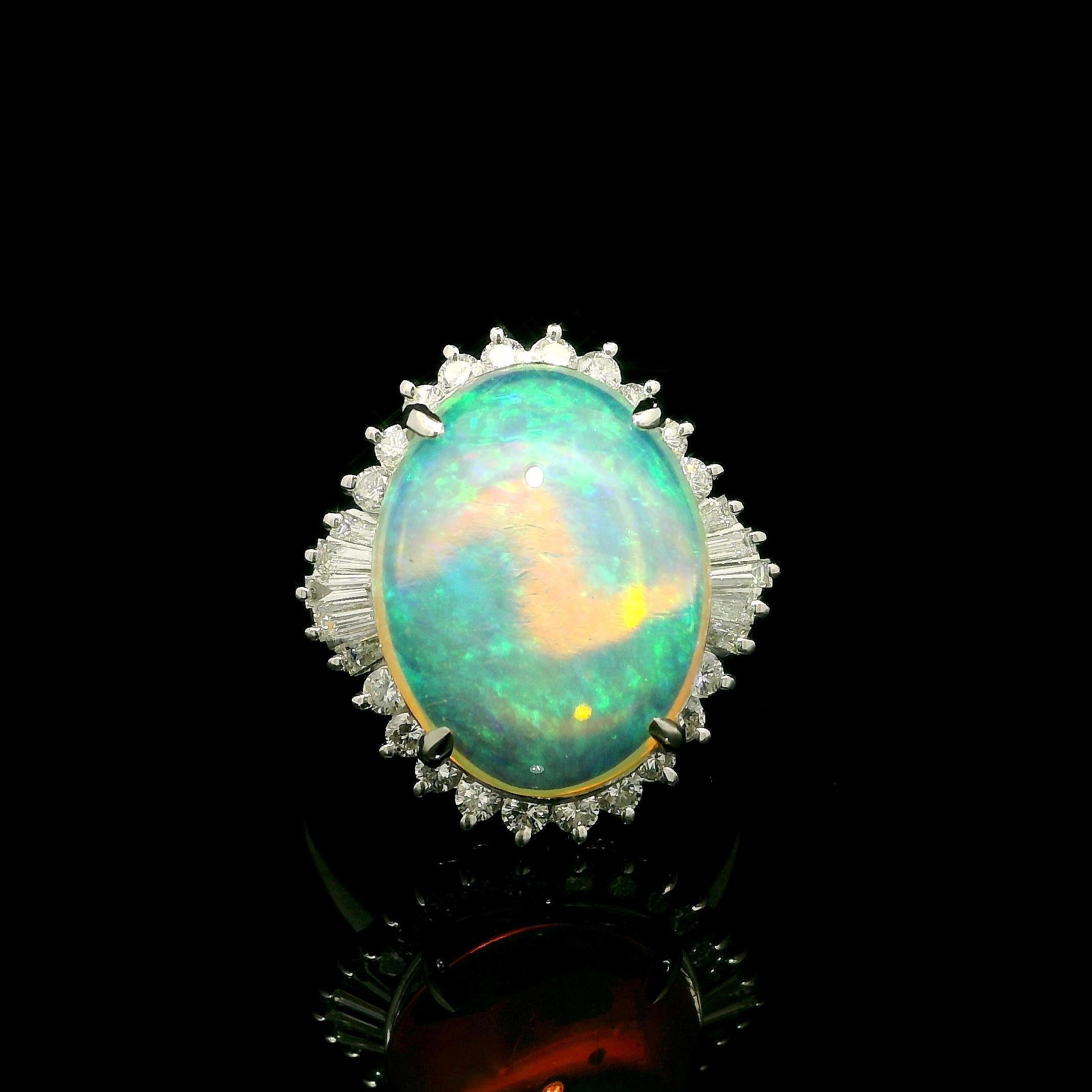 Platino 6,59ctw Opale australiano colorato e luminoso con anello a raggiera di diamanti in vendita 1
