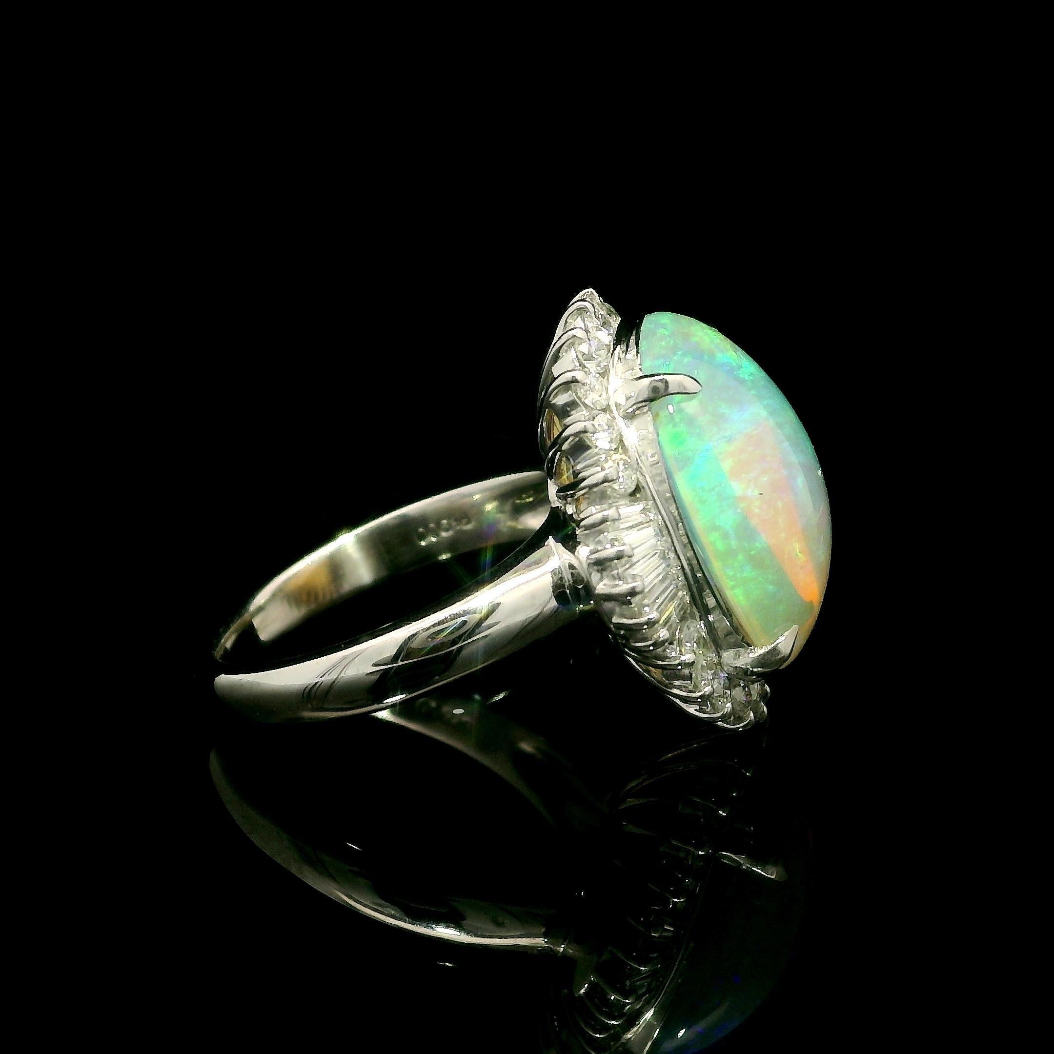 Platino 6,59ctw Opale australiano colorato e luminoso con anello a raggiera di diamanti in vendita 3