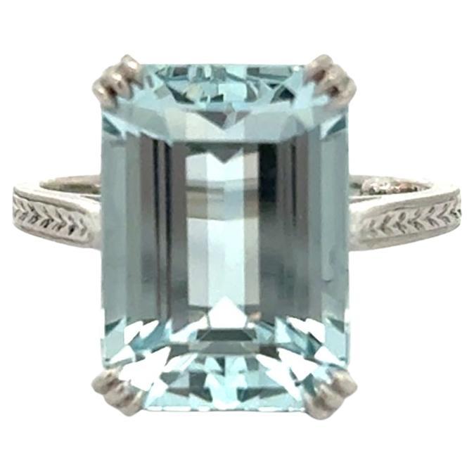 Bague en platine avec aigue-marine en taille émeraude de 6,88ct - gravée à l'ancienne Neuf - En vente à New York, NY