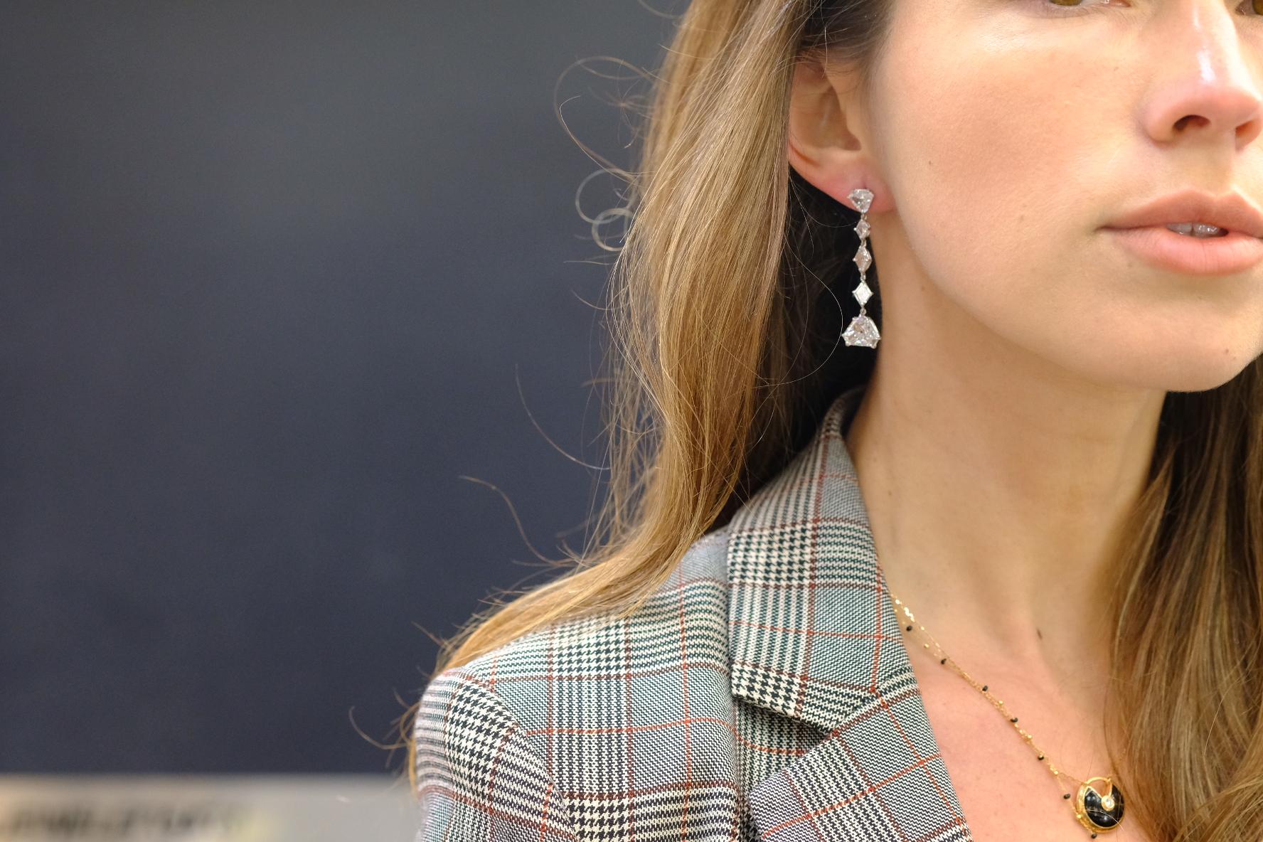Boucles d'oreilles pendantes en diamant de 7 carats en platine et pierre fine Pour femmes en vente