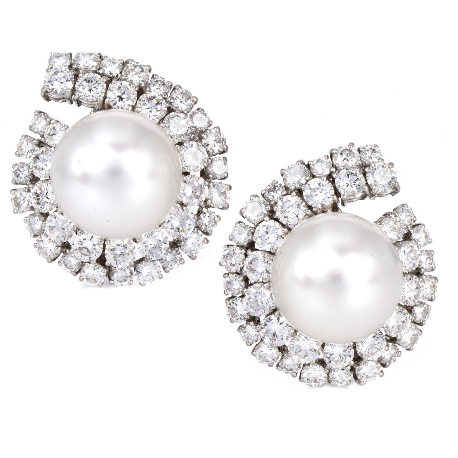 Splendidi orecchini con perle e diamanti, realizzati con maestria in platino.

Ogni orecchino è incastonato con una perla bianca dei Mari del Sud di 14 mm, dalla lucentezza setosa.

Le perle sono circondate da 76 diamanti tondi brillanti per un