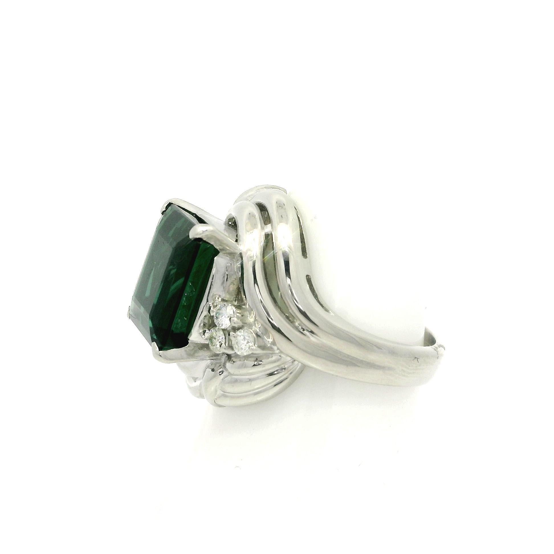 Platin 7,06ct Square Vivid Step Cut Grüner Turmalin Diamant Flared Heavy Ring Damen im Angebot