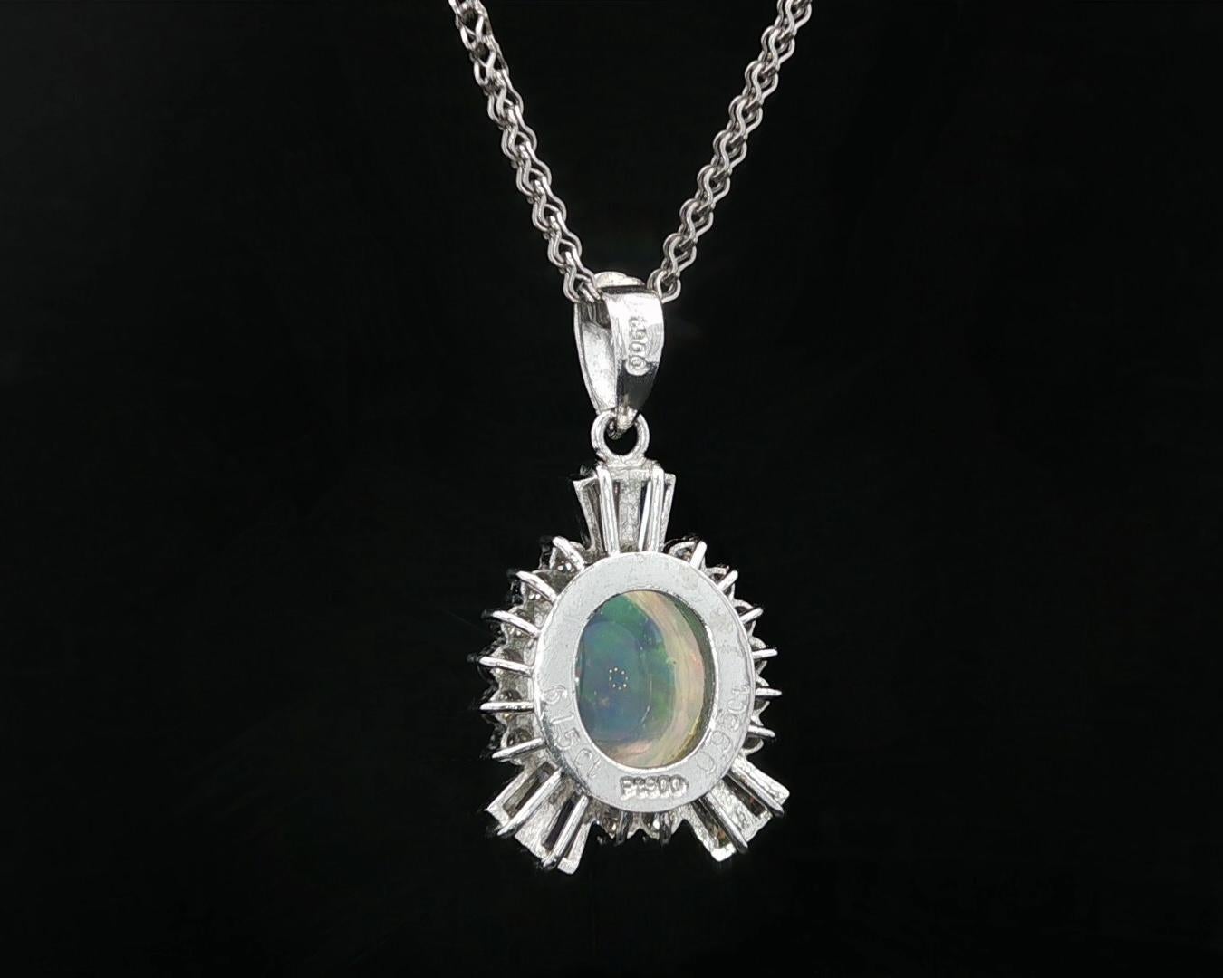 -Stein(e)-
(1) Natürlicher echter Opal - Ovaler Cabochon-Schliff - Zackenfassung - weiße Basis mit schönem Farbenspiel - 11,4x9,7mm - 6,15ct (genau)
Zahlreiche natürliche echte Diamanten - Baguette & runder Brillantschliff - Zackenfassung - schöne
