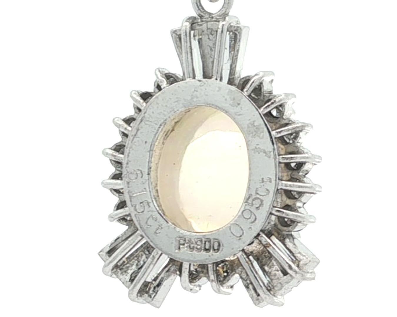 Platin 7,10ctw Oval Bunte Jelly Opal Einzigartige Diamant Grenze Anhänger Halskette im Zustand „Hervorragend“ im Angebot in Montclair, NJ