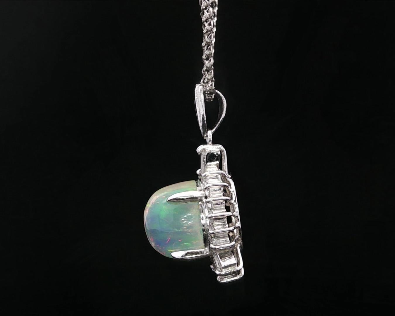 Platin 7,10ctw Oval Bunte Jelly Opal Einzigartige Diamant Grenze Anhänger Halskette im Angebot 1