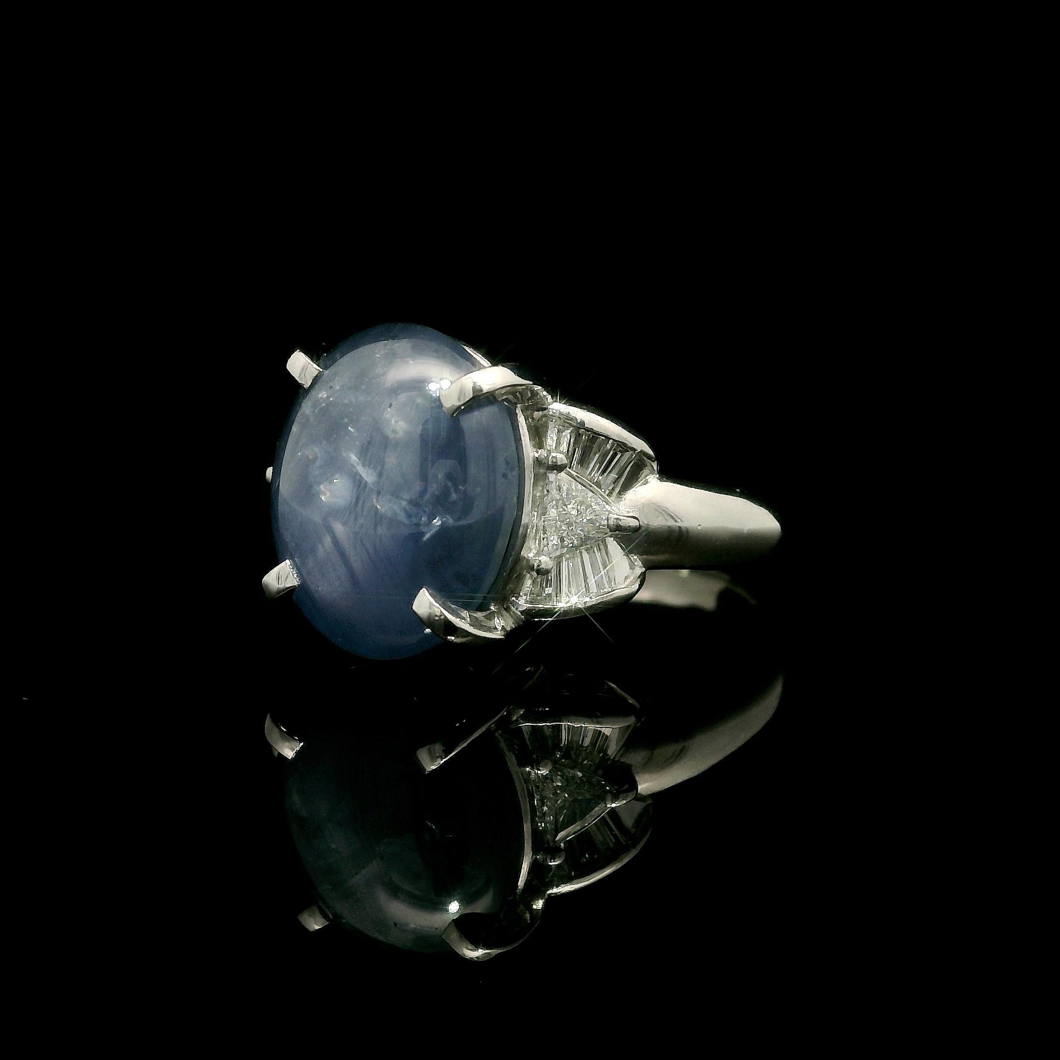 Anello in platino con zaffiro blu a stella cabochon e trilioni di diamanti a baguette da 7,16 carati In condizioni ottime in vendita a Montclair, NJ