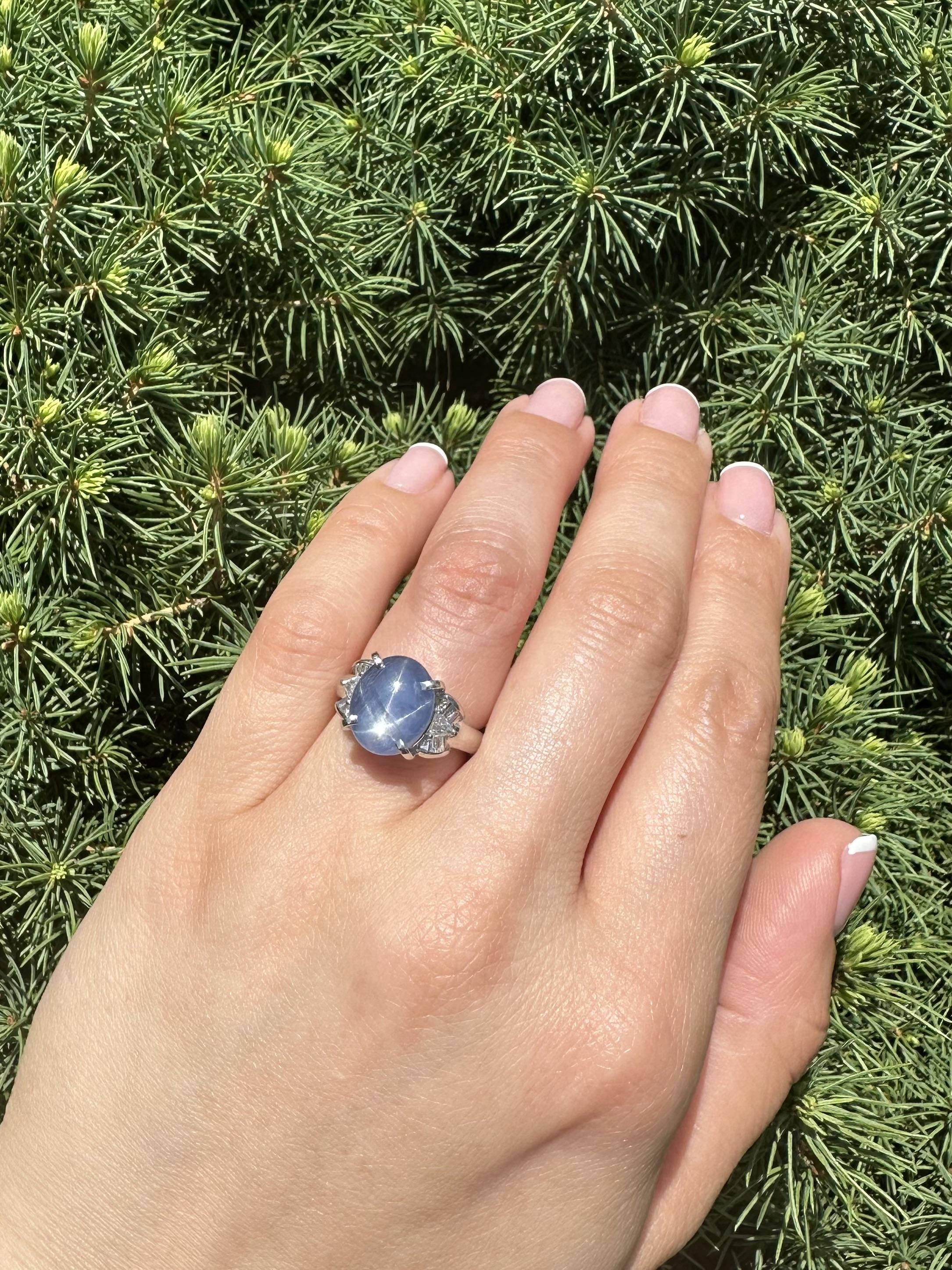 Donna Anello in platino con zaffiro blu a stella cabochon e trilioni di diamanti a baguette da 7,16 carati in vendita