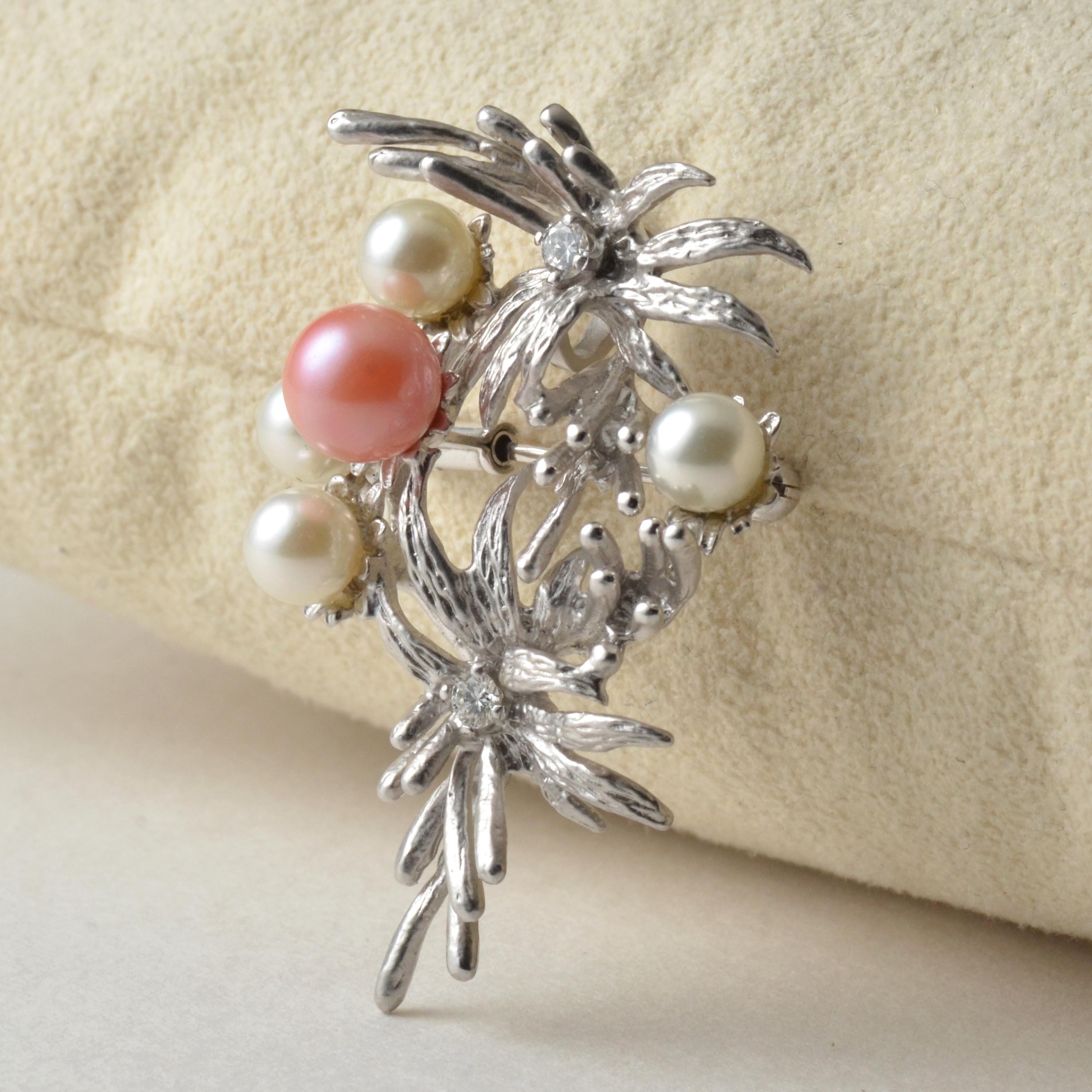 Platinum Pink Coral Core Pearl and White Akoya Pearl Brooch with Diamonds In Excellent Condition For Sale In Tokyo, JP