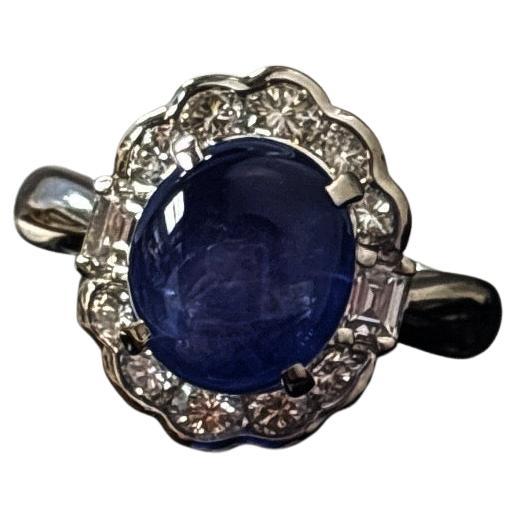 Rétro Anello in platino con zaffiro blu da 7,30 carati e diamanti da 0,95 carati in vendita