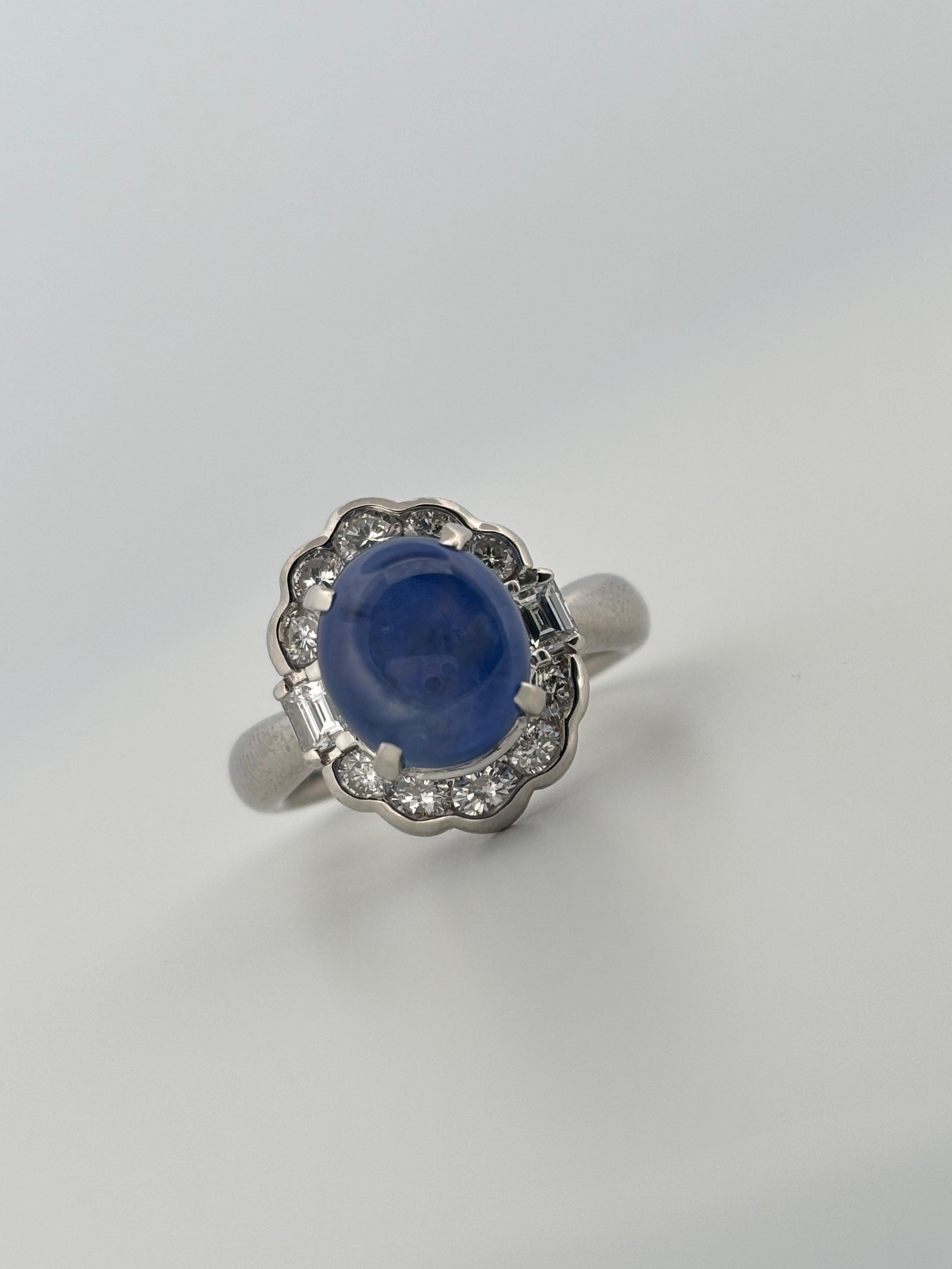 Dieser exquisite Platinring präsentiert einen faszinierenden 7,30-karätigen blauen Sternsaphir, der für seine himmlische Aura und seinen fesselnden tiefblauen Farbton bekannt ist. Der Saphir im Cabochon-Schliff ist sicher in einer klassischen