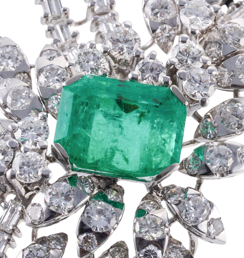 Platin 7,50 Karat Smaragd-Diamant-Brosche/Anstecknadel im Zustand „Hervorragend“ im Angebot in New York, NY