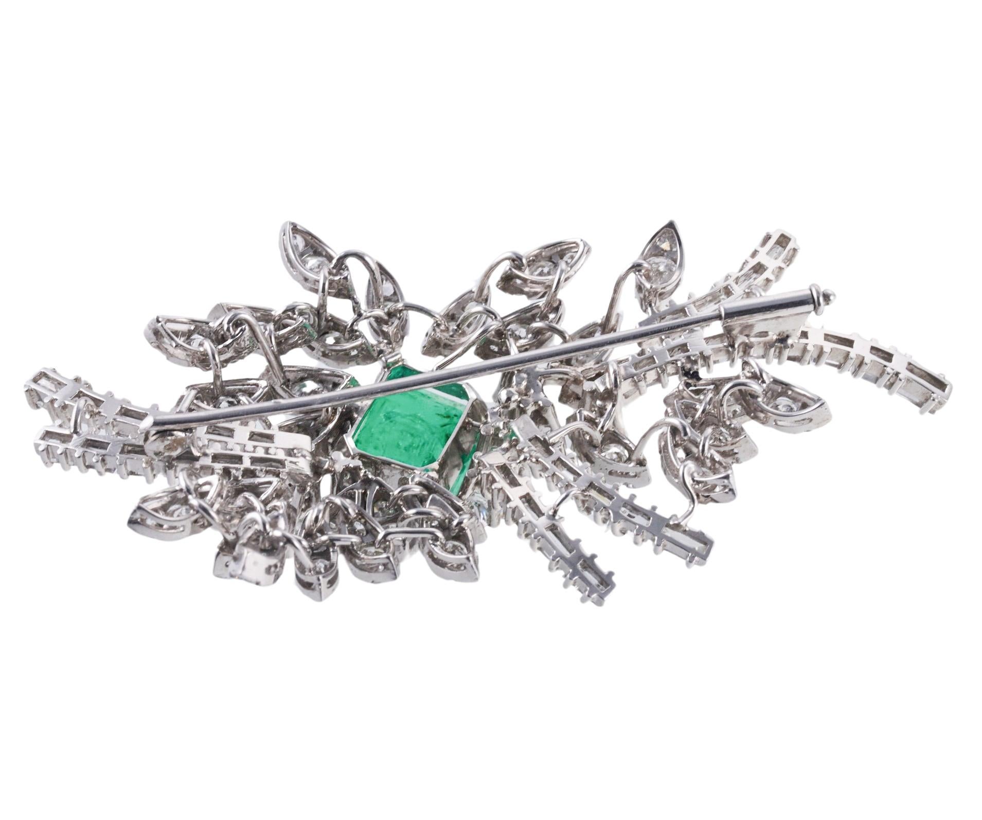 Platin 7,50 Karat Smaragd-Diamant-Brosche/Anstecknadel Damen im Angebot