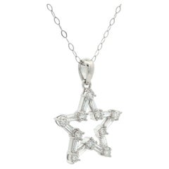 Colgante de platino de estrella abierta enmarcada con diamantes redondos y baguette de 0,75 quilates y cadena de 18 pulgadas