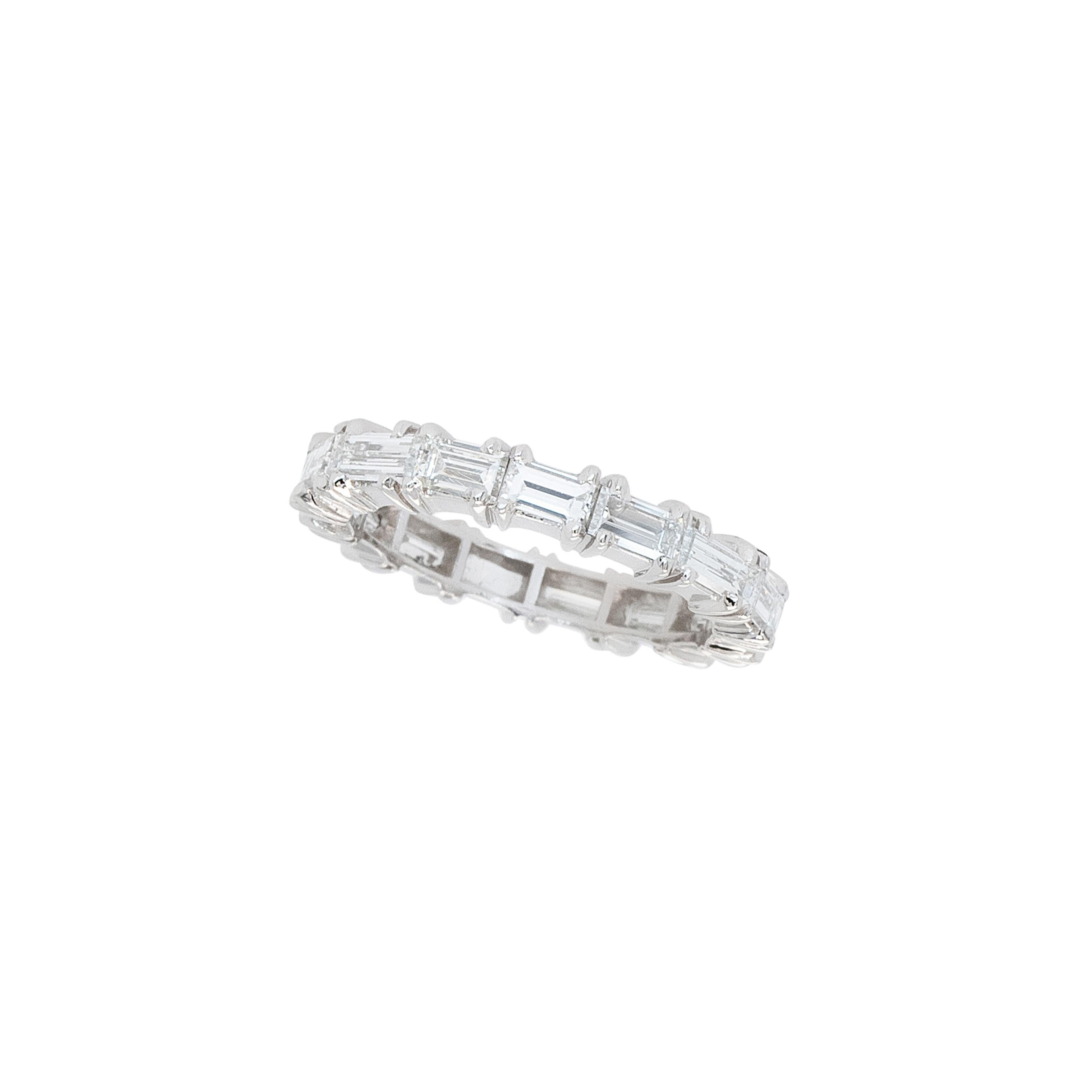 Donna Fascia per l'eternità in platino con diamanti naturali taglio baguette da 7,5 ct. in vendita