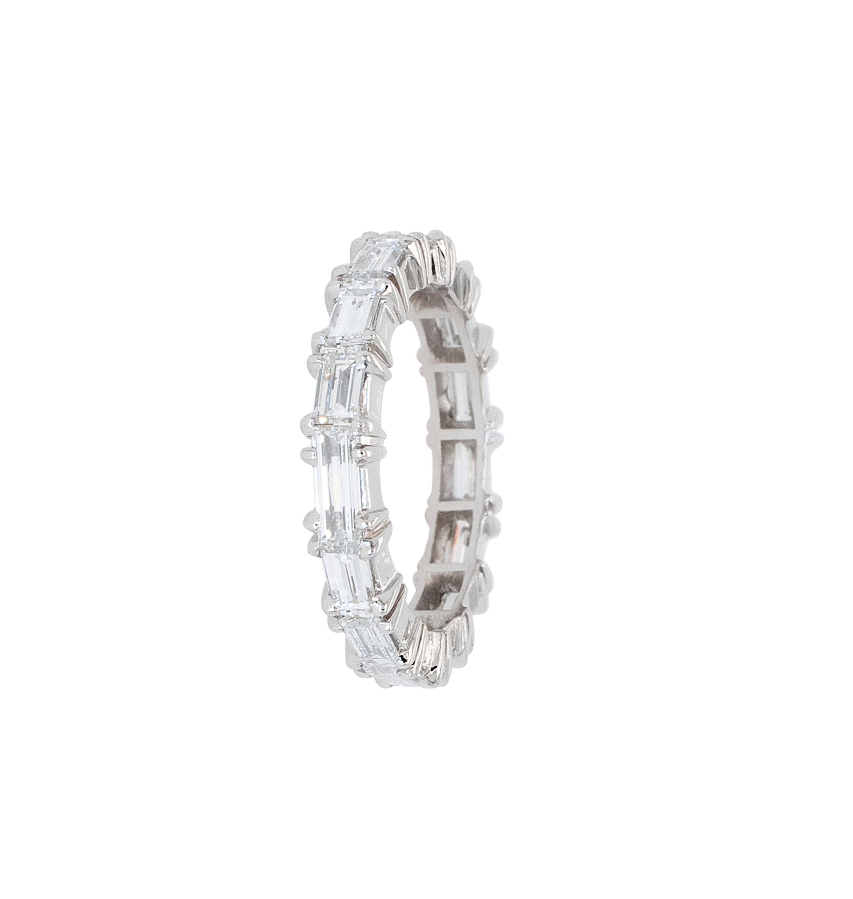 Fascia per l'eternità in platino con diamanti naturali taglio baguette da 7,5 ct. in vendita 1