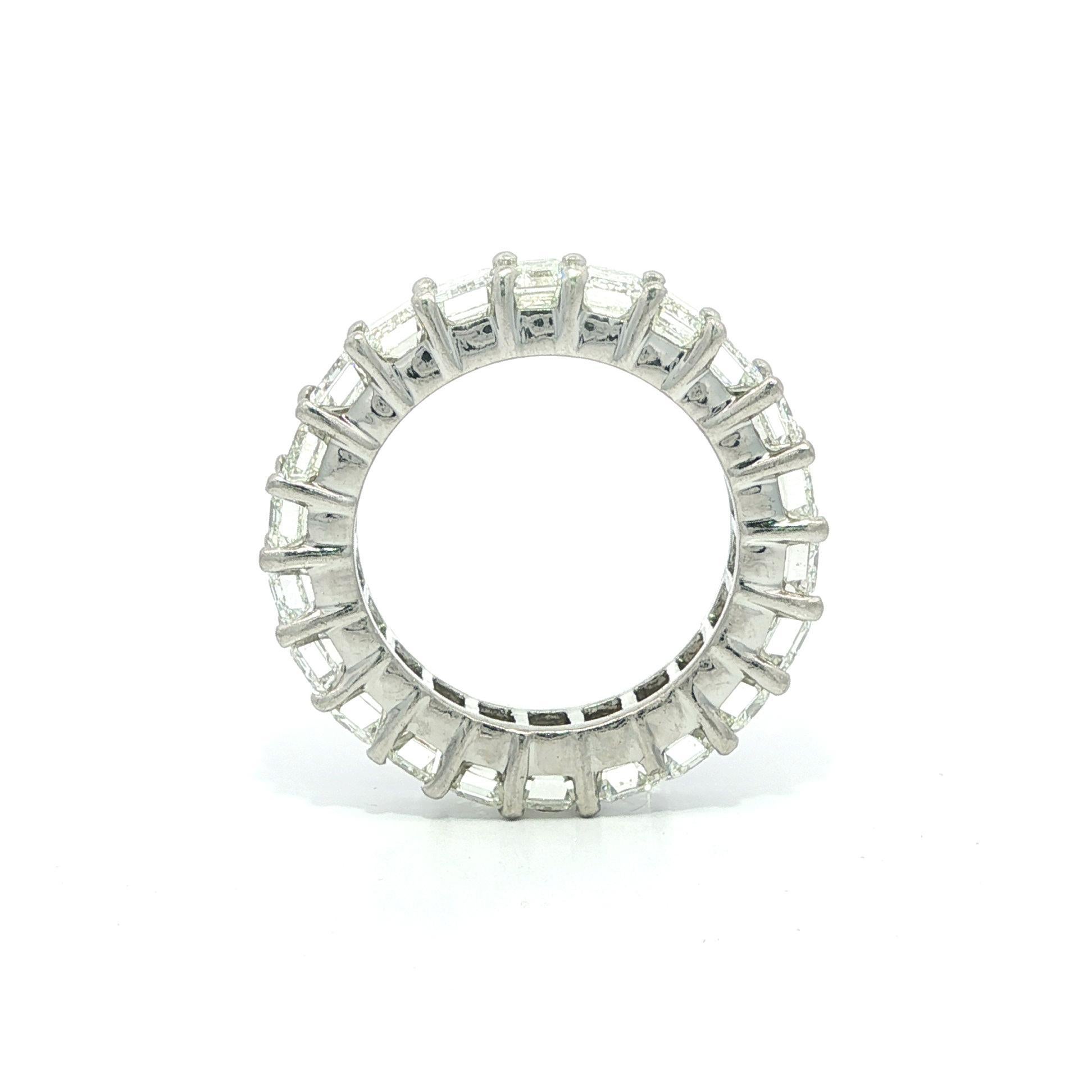 --Stein(e):--
(22) Natürliche Echte Diamanten - Smaragd Stufenschliff - Zackenfassung - Farbe H/I - Reinheit VS2 - 7,0ctw (ca.)

MATERIAL: Massives Platin
Gewicht: 9,91 Gramm
Ringgröße: 6.0 (An einem Finger angepasst, der Ring kann nicht angepasst