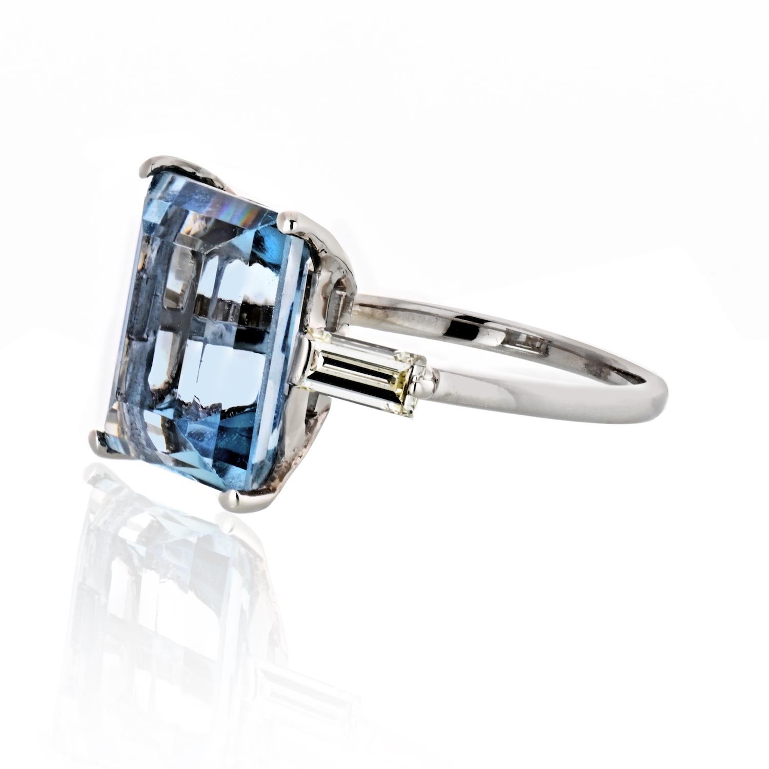 Dreistein-Ring mit Aquamarin und Diamant:: gefertigt aus Platin. Der Mittelstein ist ein beeindruckender 8::21ct Aquamarin von mittlerem Farbton und transparenter aquablauer Farbe. Die seitlichen Diamanten im Baguetteschliff betonen die Schultern