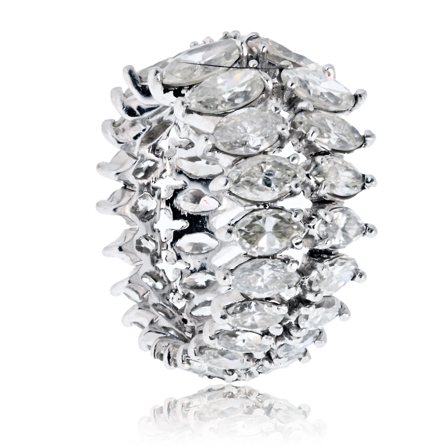 Questa squisita fascia per l'eternità in platino sfoggia 8,00 carati di diamanti taglio marquise (42) in un caratteristico design graduato. I diamanti più grandi sono posizionati con eleganza nella parte superiore, mentre i diamanti più piccoli a