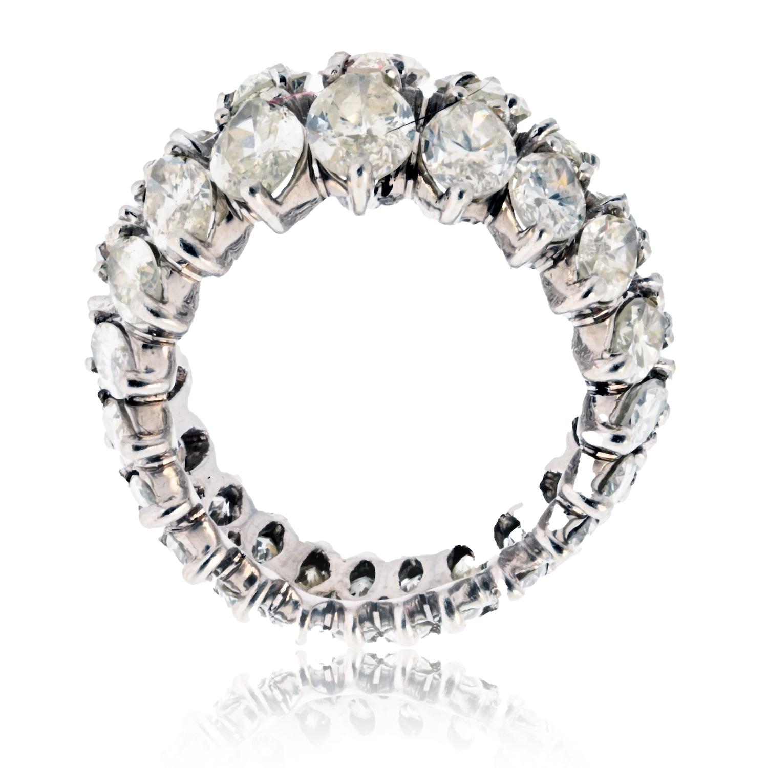 Fascia di eternità in platino con diamante taglio marquise da 8,00cttw In condizioni ottime in vendita a New York, NY